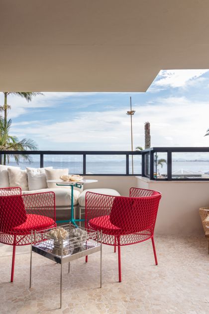 Balcón moderno con sillones rojos y vista al mar — proyecto Residencial, por  Rodolfo Fontana