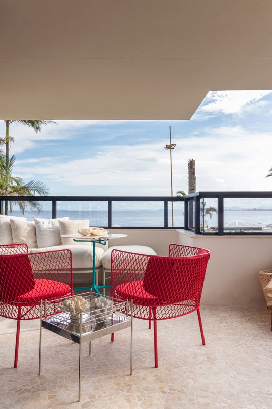 Balcón moderno con sillones rojos y vista al mar — proyecto Residencial, por  Rodolfo Fontana