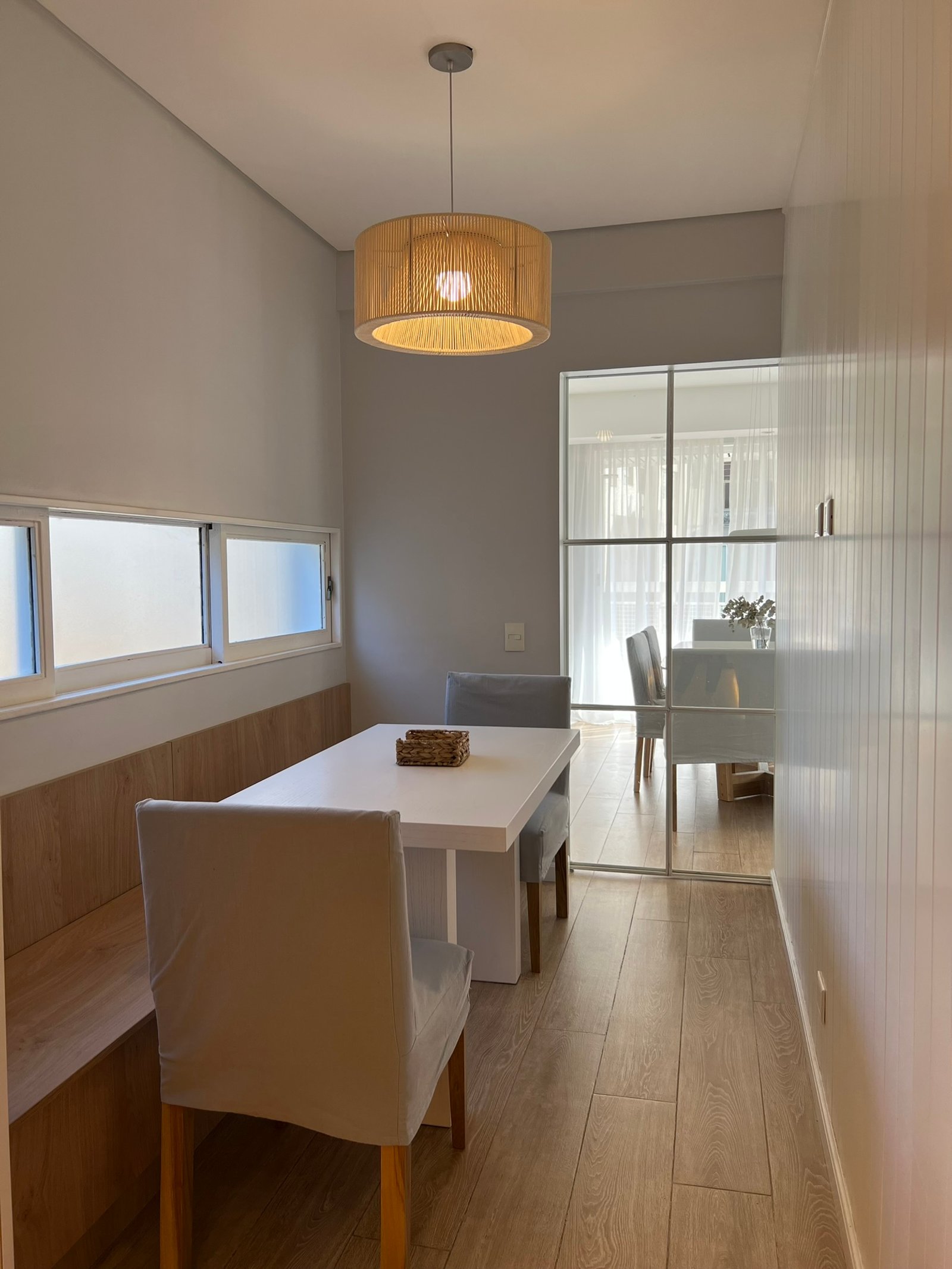 Comedor moderno con luz tejida y asiento tipo banqueta — proyecto Araoz, por MDBK Arquitectura, en Palermo