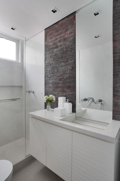 Baño moderno minimalista con mesada blanca, espejo grande y pared ladrillo — proyecto VF House, por Studio Ro-ca