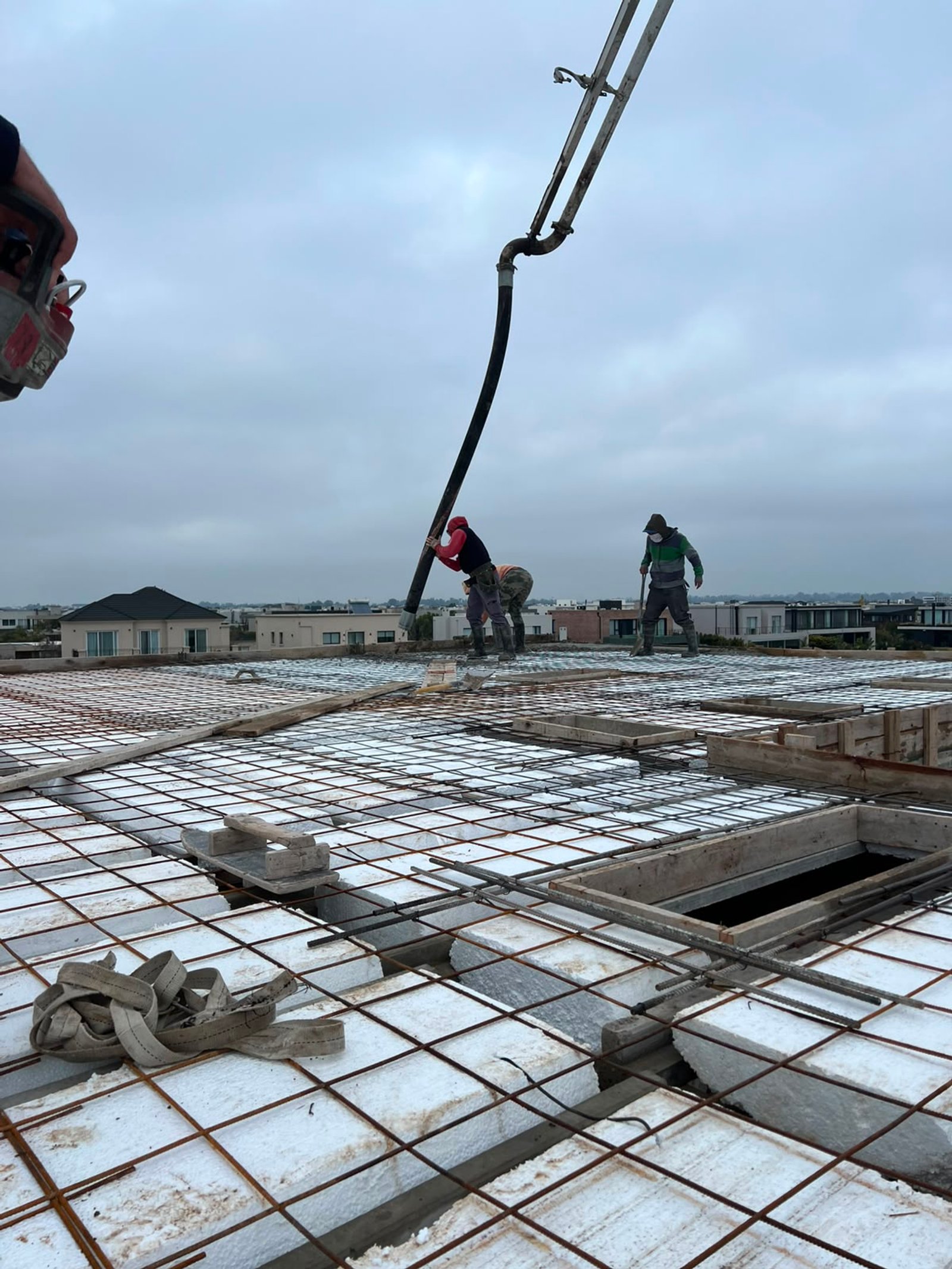 Construcción de techo con bomba de hormigón y obreros — proyecto RIBERAS  332, por IRALA CONSTRUCCIONES, en Belén de Escobar