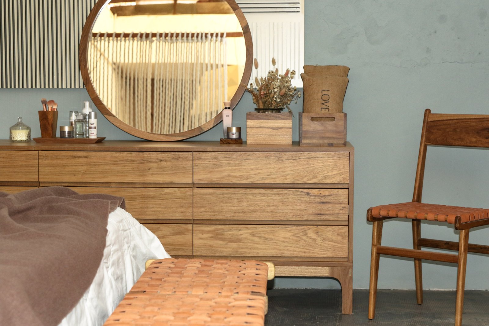 Dormitorio con espejo redondo y cómoda de madera — proyecto Dormitorio, por BLVD Furniture