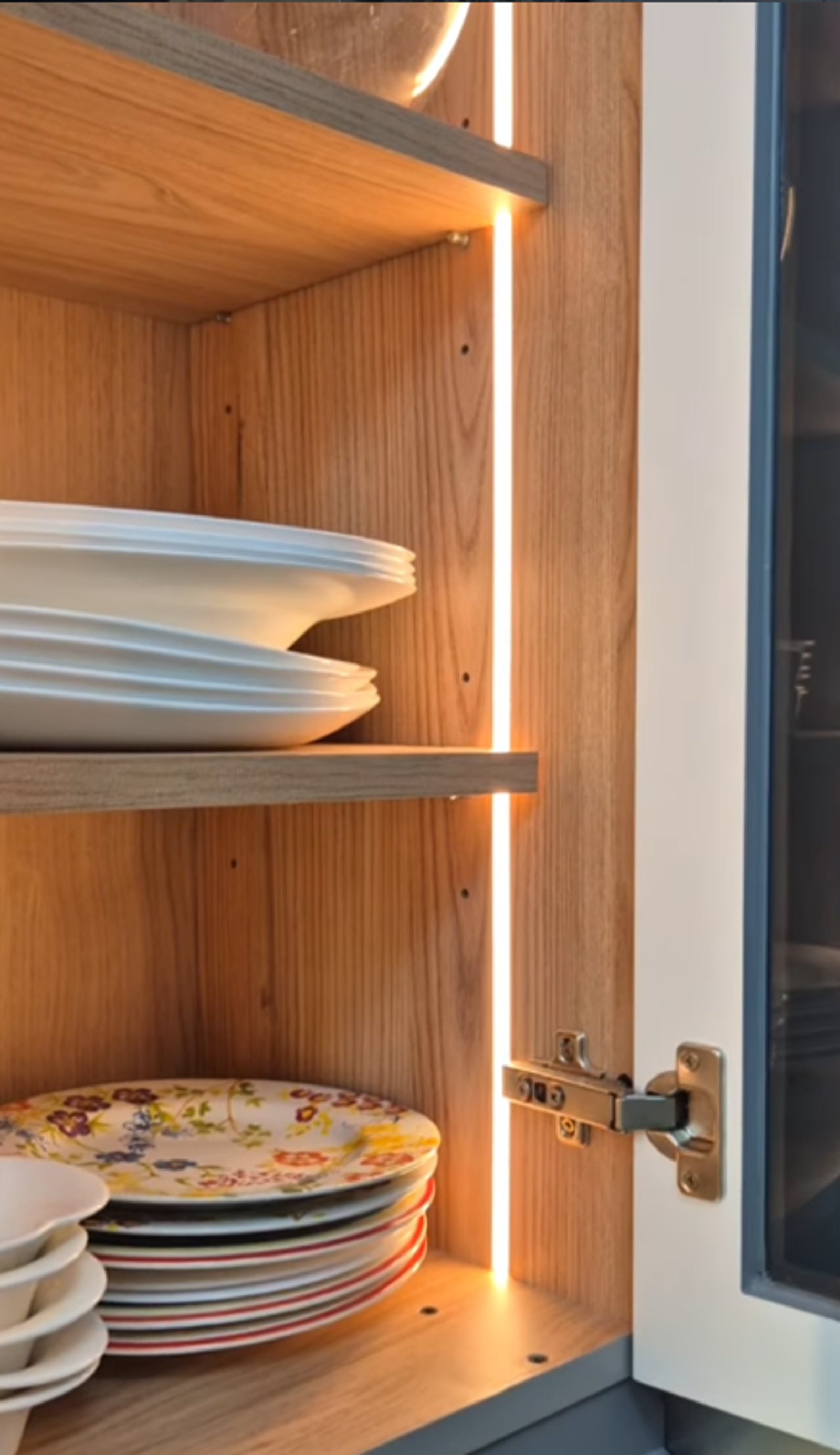 Interior de cozinha moderna com iluminação LED e madeira natural — projeto Cocina Almagro, por Inva interiorismo, em Almagro