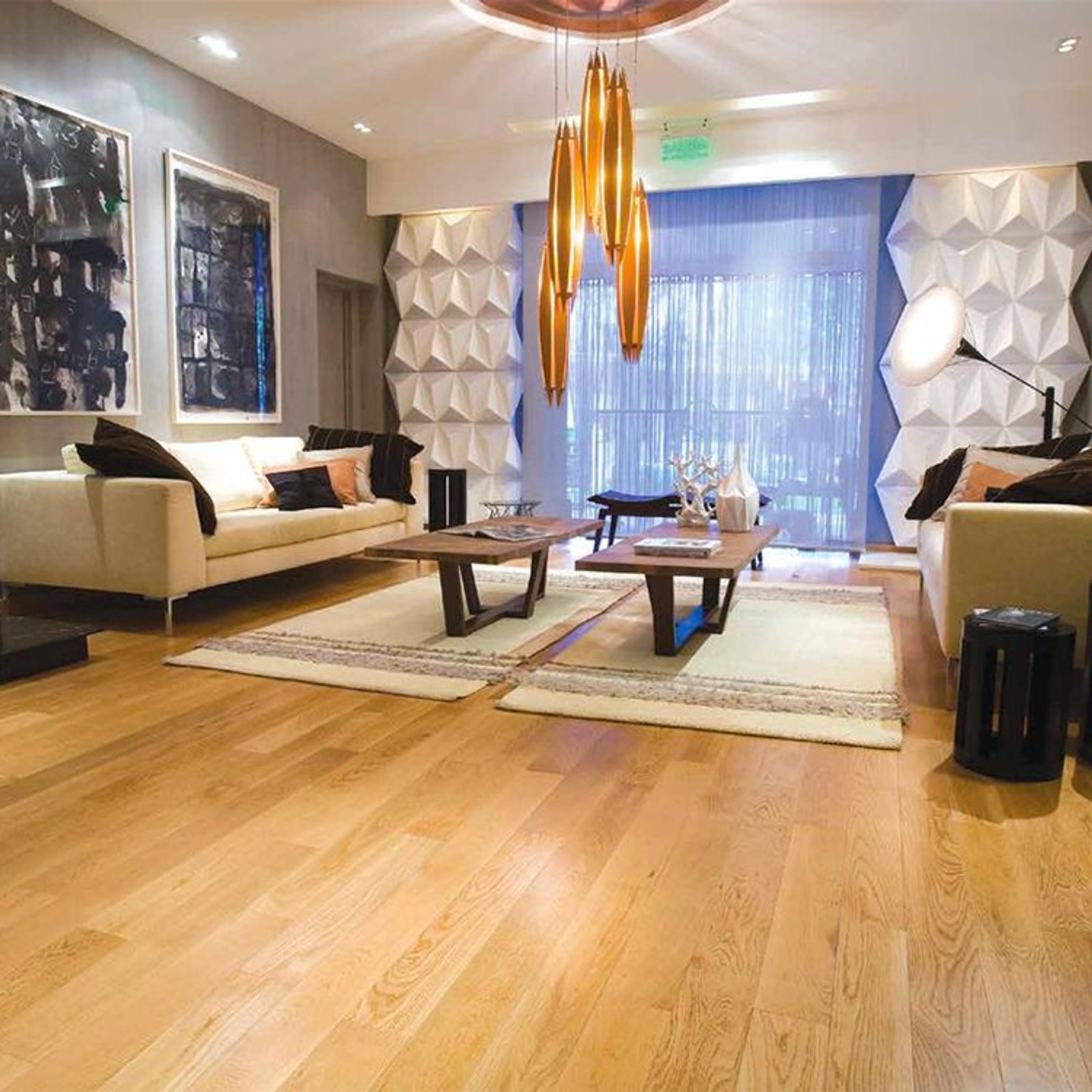 Living moderno con paneles geométricos y gran lámpara colgante — proyecto Pisos de Madera, por The Flooring Company