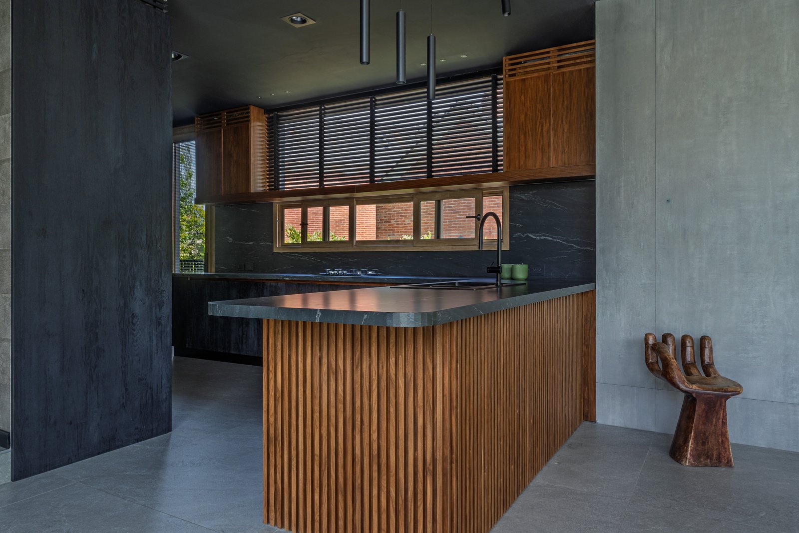 Cozinha moderna com ilha de madeira e paredes de concreto — projeto Castores - Estudio Gambotto, por ABEJA CONCEPT, em Los Castores