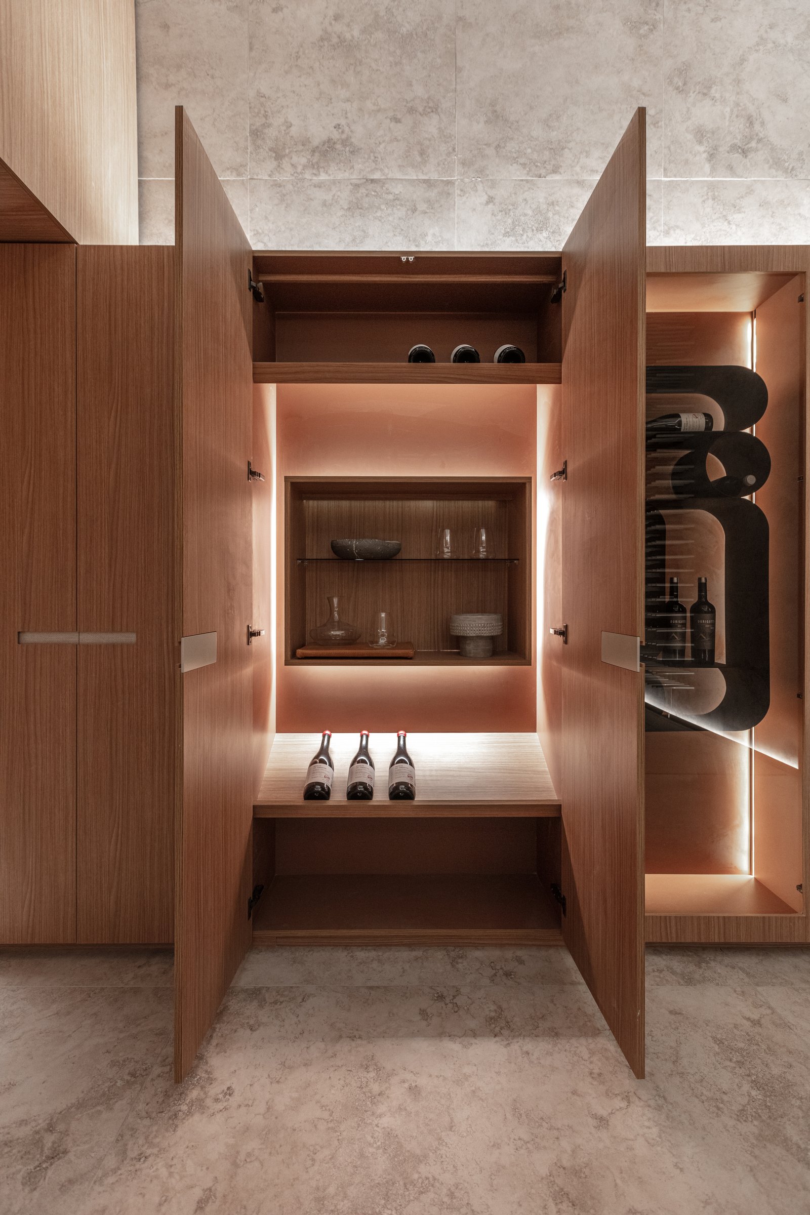 Pasillo moderno con muebles de madera y estanterías iluminadas — proyecto Casa Foa 2025 | Degustando experiencias | Tasting experiences | Lucia Quinteros, por Ren Studio, en Cdad. 