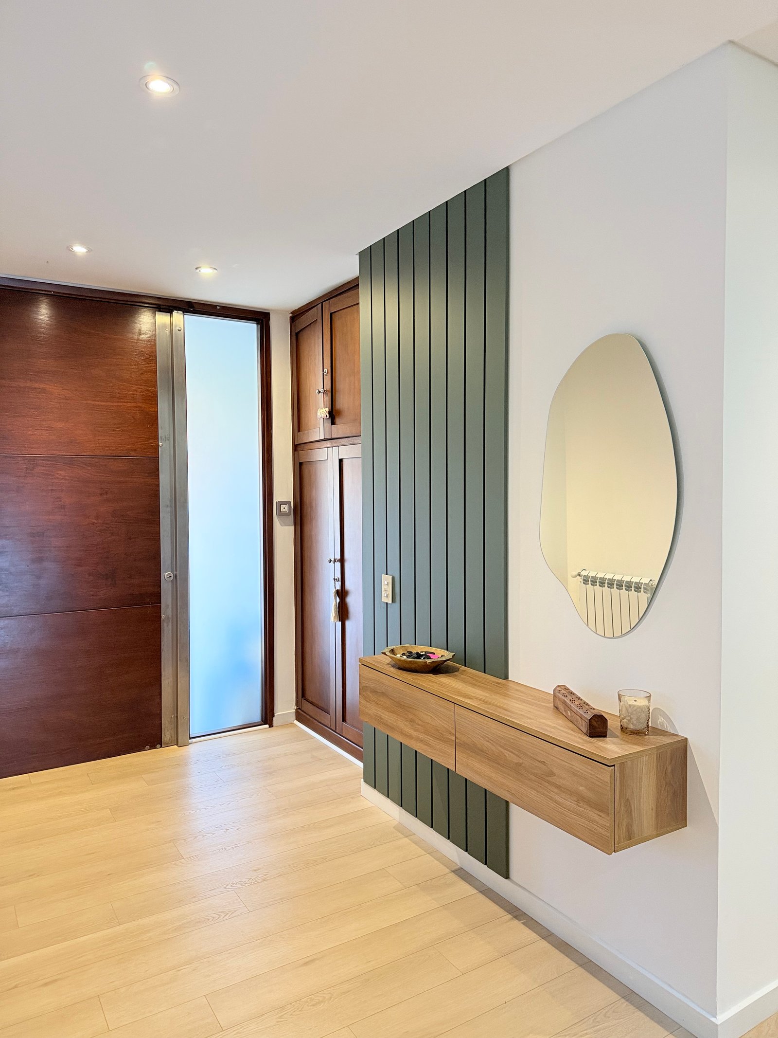 Hall de entrada moderno com console flutuante e espelho orgânico — projeto SAN ISIDRO, por Estudio Grupo 32, em San Isidro