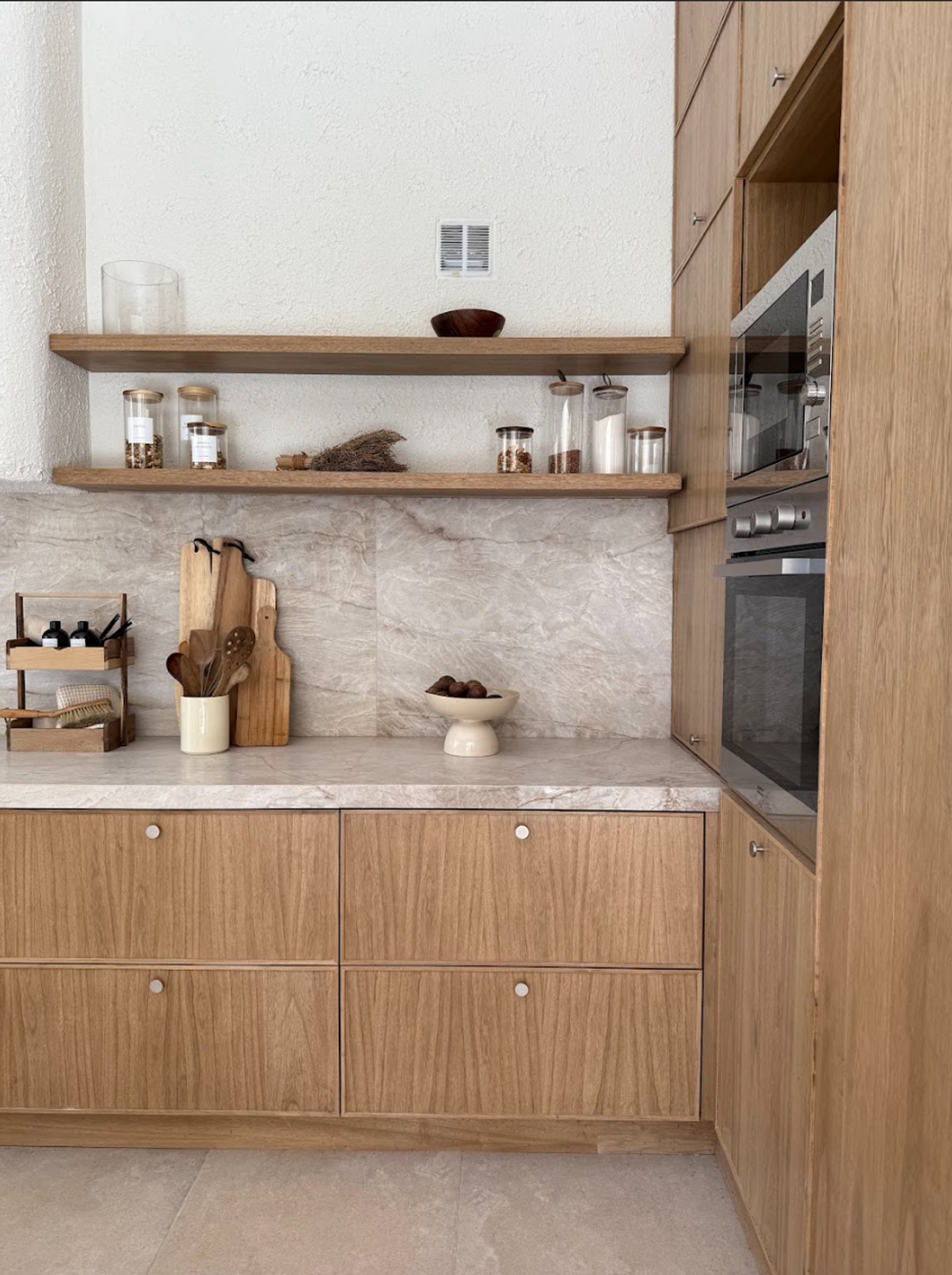Cocina moderna escandinava con muebles de madera y encimeras de mármol — proyecto La Verbena, por Grupo Pauta Arquitectura, en Alejandro Korn 3150