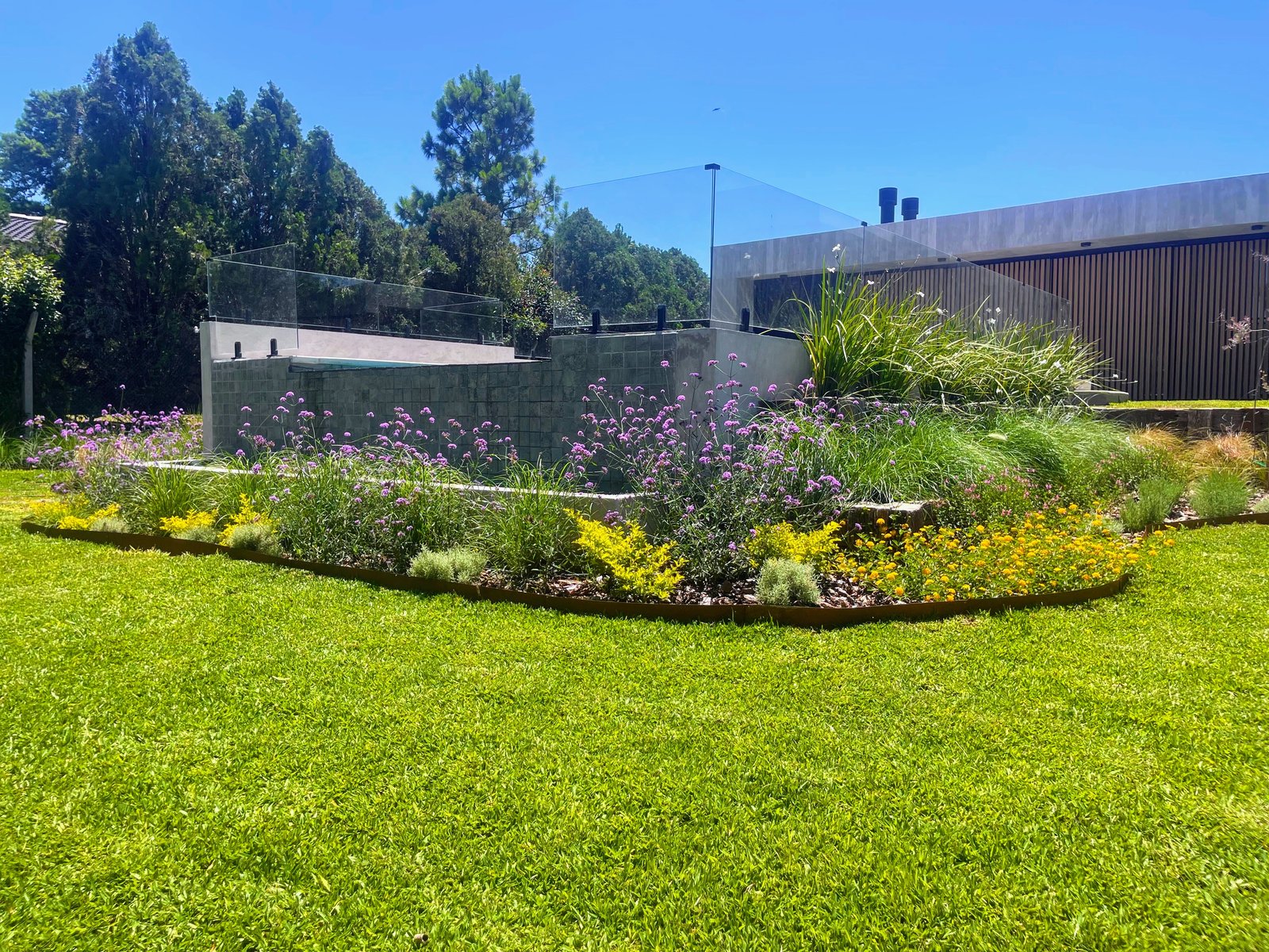 área externa moderna com piscina e jardim — projeto La Paloma :: Villa Allende - Córdoba :: Paisajismo Residencial :: STIPA Arte Nat, por STIPA Arte Natural, em Mendoza 750