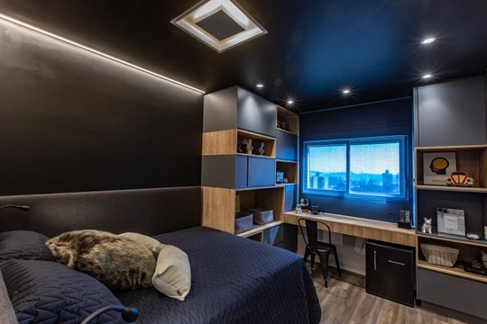 Dormitorio moderno con cama, escritorio y amplios ventanales nocturnos — proyecto Duo Morumbi 2, por Pricila Dalzochio