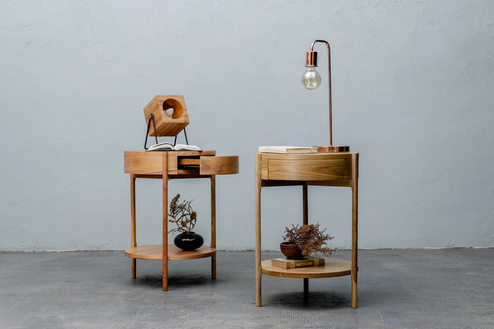Sala de estar moderna con mesas de madera y lámpara de pie — proyecto Dormitorio, por BLVD Furniture