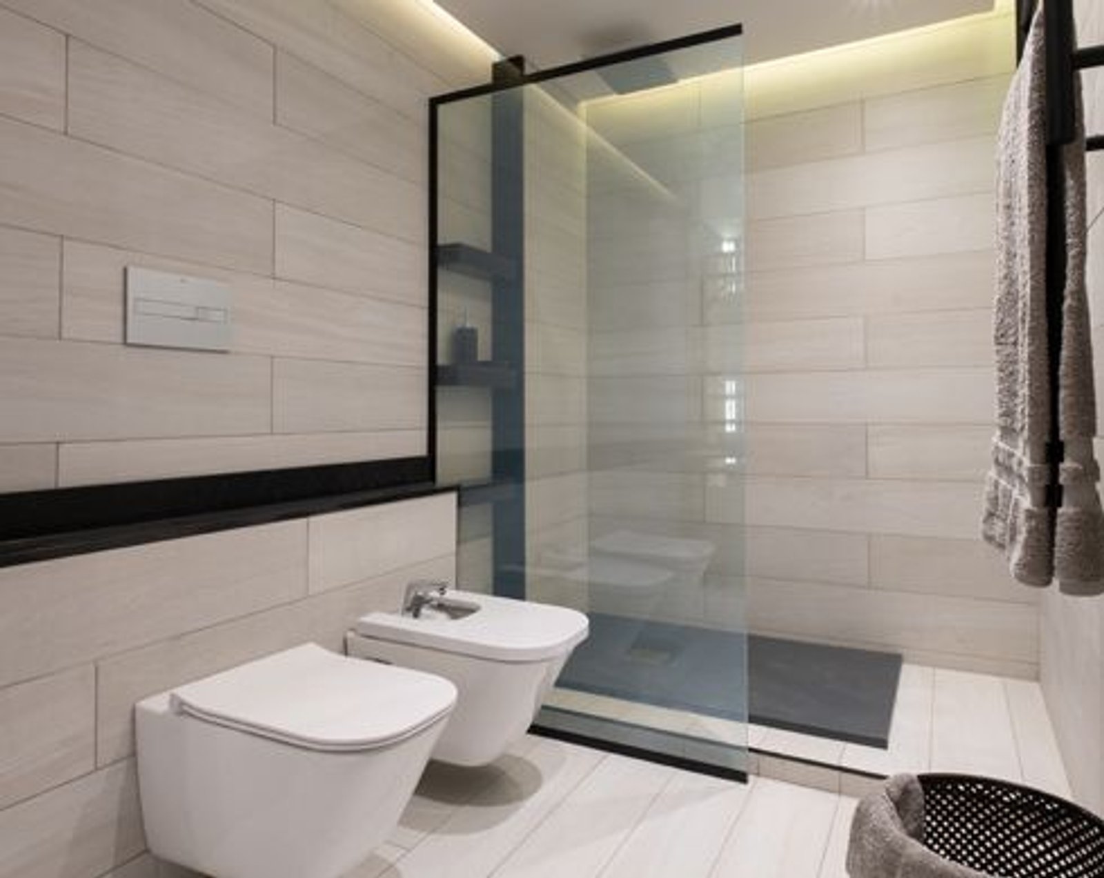 Baño moderno con revestimiento de piedra y ducha de cristal — proyecto Casa Foa Córdoba 2025, por Vite Porcellanato, en Ciudad de Córdoba