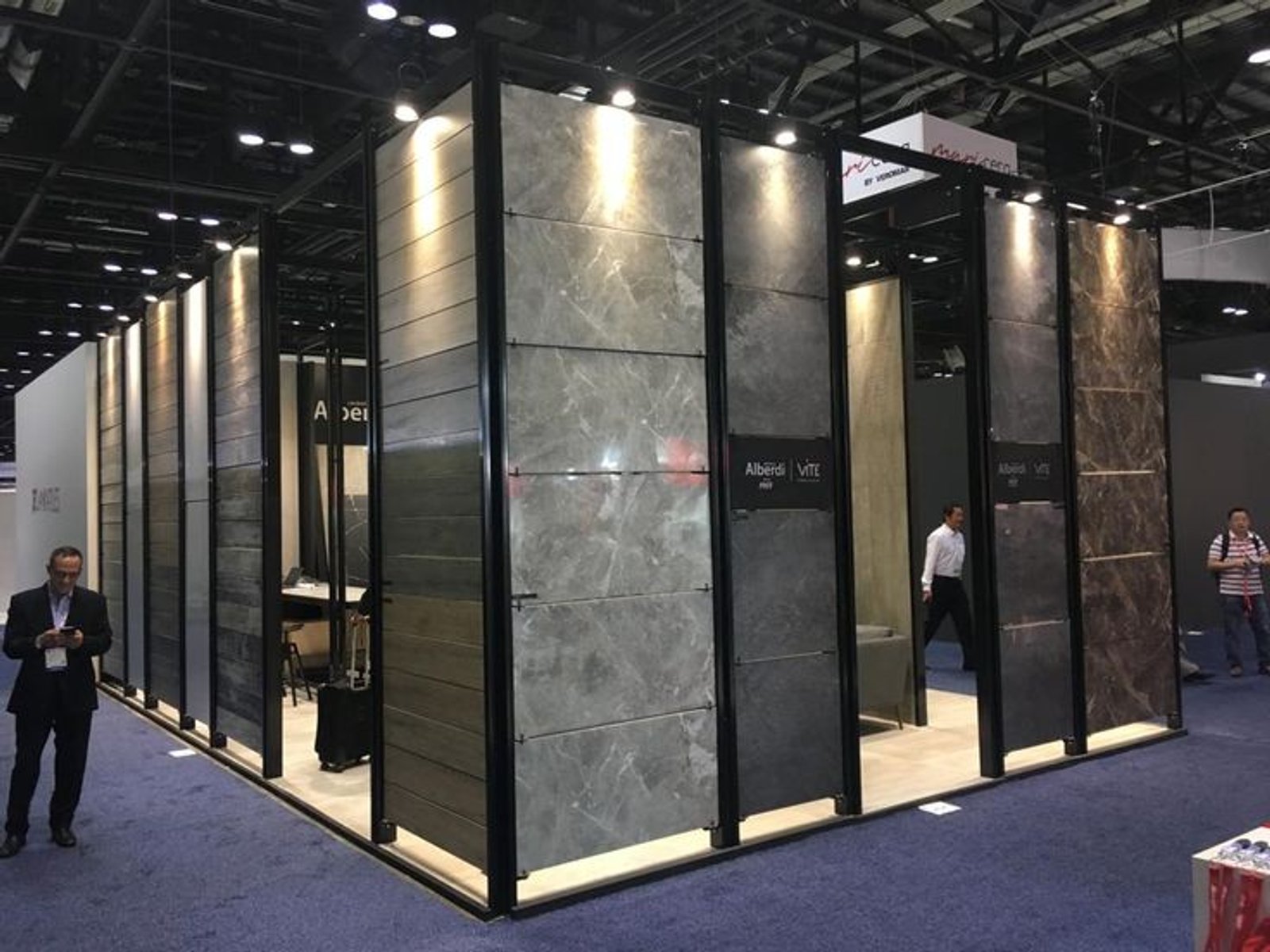 local comercial con revestimientos de mármol gris — proyecto Coverings 2019, por Vite Porcellanato, en Orlando