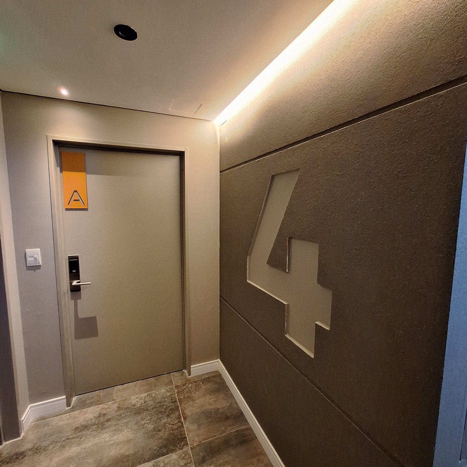 pasillo de hotel moderno con puerta grande número 4 — proyecto Edificio Maure, por LW Lopez Wolder arquitectos, en Maure 4008