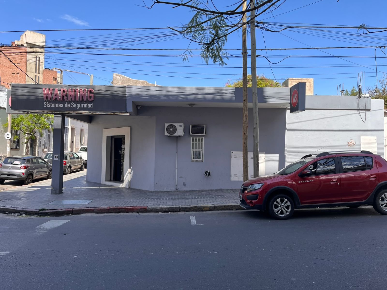 fachada comercial moderna con autos en la calle — proyecto FACHADA WARNING, por Todo con A, en Córdoba