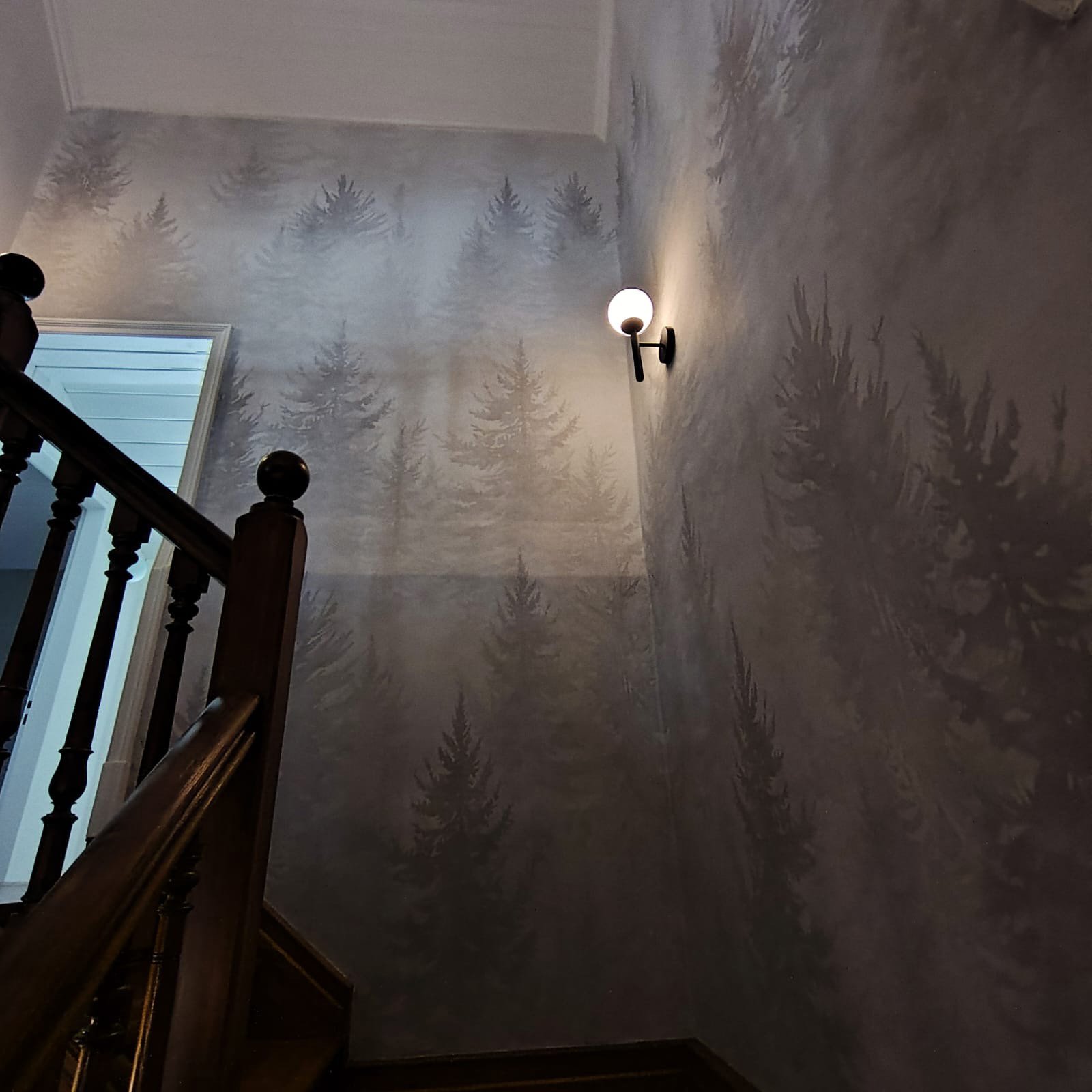 pasillo con pared de árboles y lámpara de pared — proyecto vivienda unifamiliar, por Alchemyst artisan studio, en Lomas de Zamora