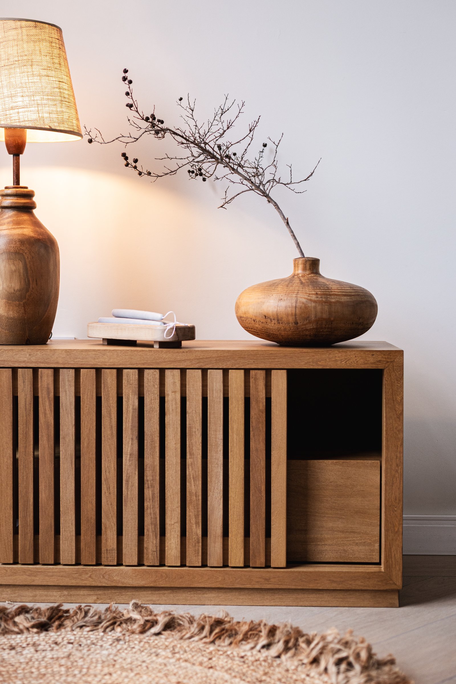 Mueble bajo de madera con puertas corredizas y lámpara de pie — proyecto Styling para Grumsdelg - CBA, por El Marques deco y ambientaciones, en Córdoba