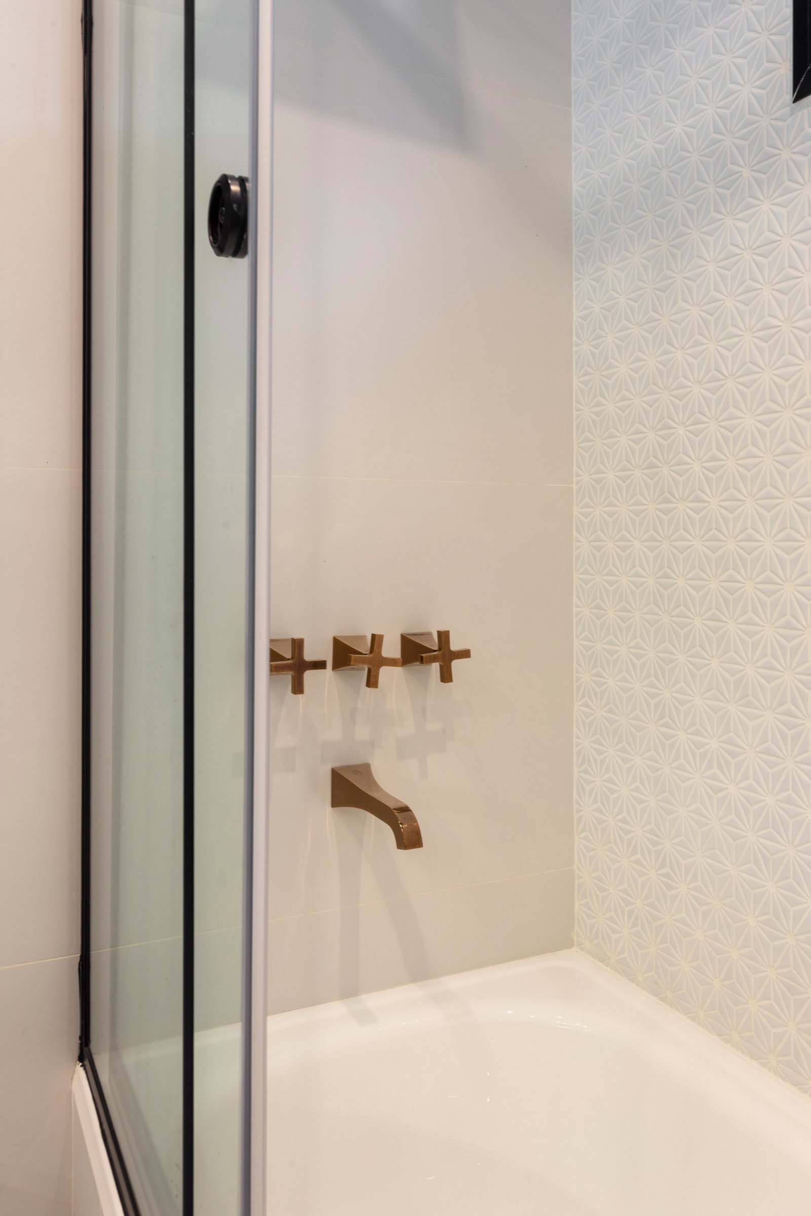 Baño moderno con bañera exenta blanca y grifería de latón — proyecto JURAMENTO, por Nima Estudio, en Buenos Aires