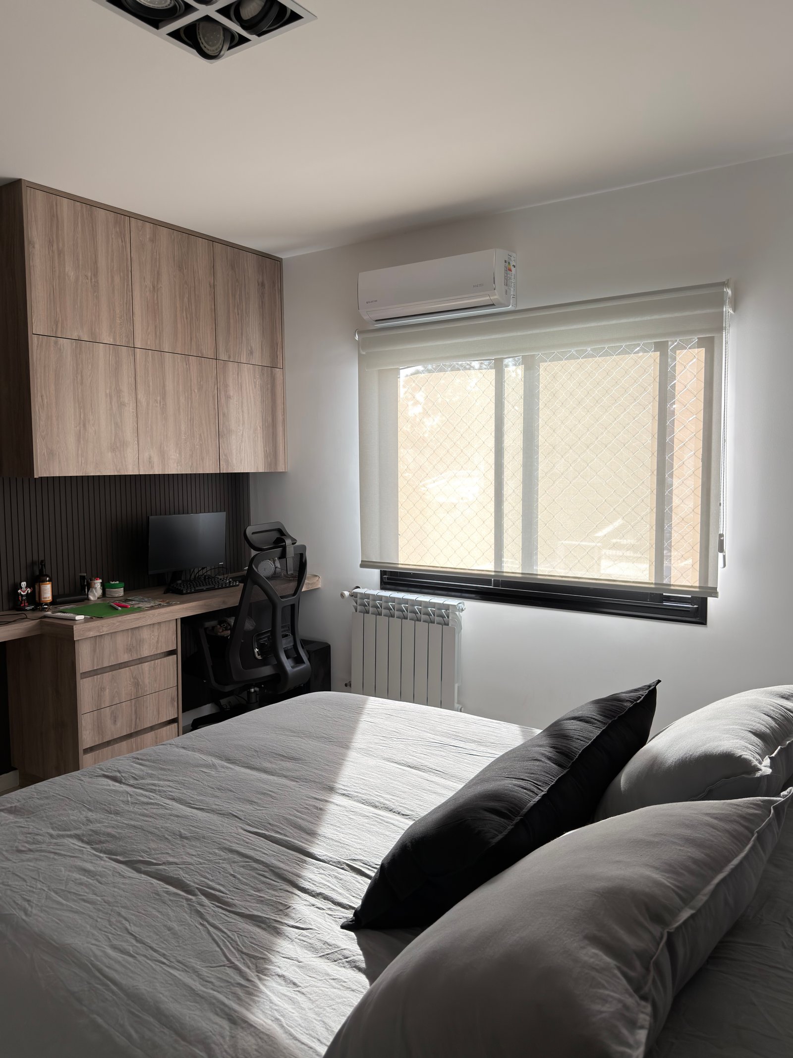 Quarto moderno com área de escritório integrada e móveis de madeira — projeto italia 2, por Estudio Grupo 32, em Vicente López