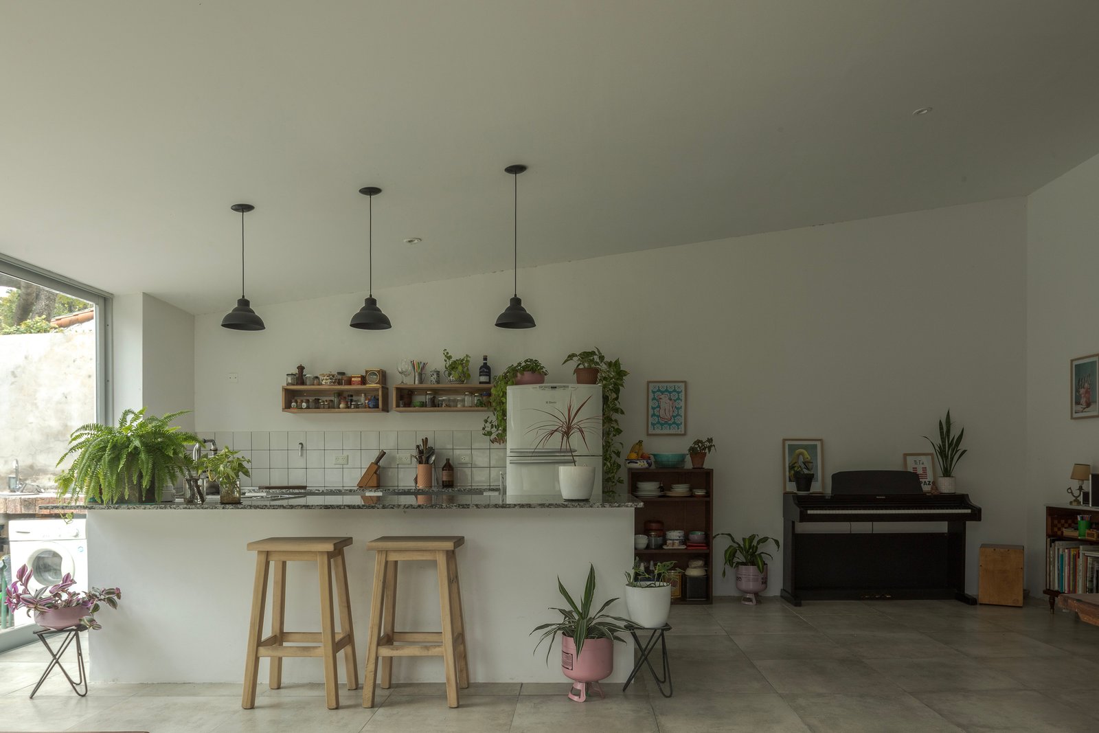 Cocina y comedor luminoso de concepto abierto, estilo moderno-escandinavo — proyecto Reforma Navarro, por Estudio YME, en B1648 Tigre