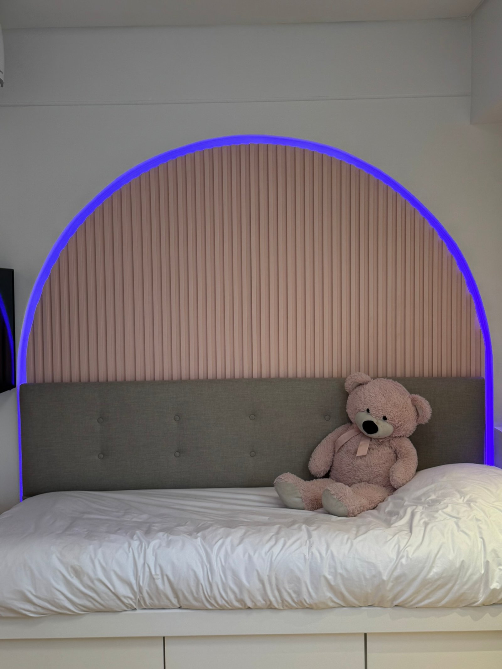 Dormitorio moderno con oso de peluche y luz led azul — proyecto Mendoza, por MDBK Arquitectura, en Belgrano