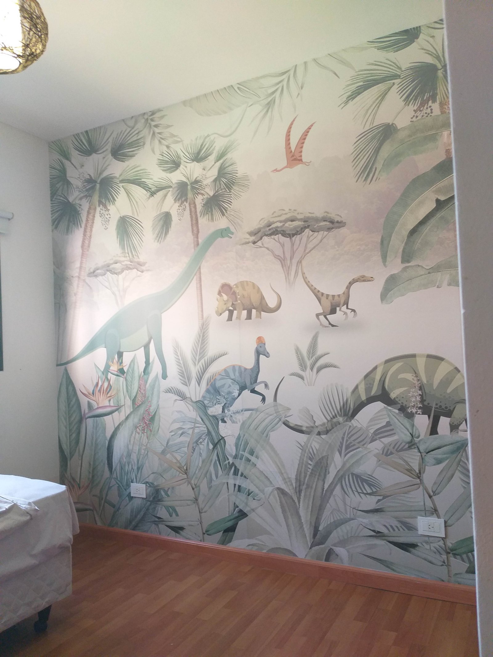 Dormitorio con mural temático de dinosaurios y jungla exuberante — proyecto Habitacion de niño Dinosaurios, por Picma Empapelados, Murales, Esmerilados, Prints ,Papeles, en Canning