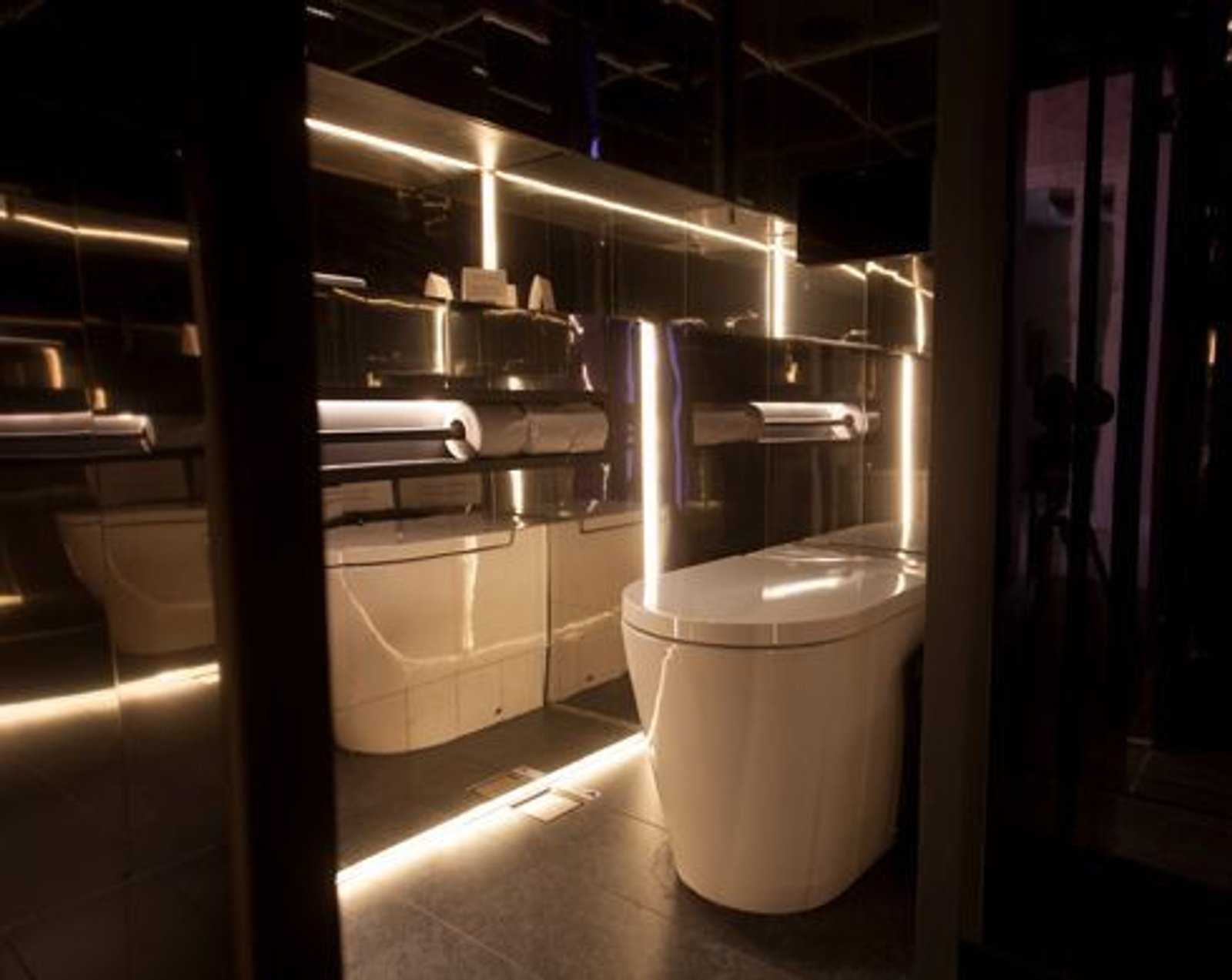 Baño moderno con dos bachas blancas exentas e iluminación indirecta — proyecto Casa Foa Retiro 2022, por Vite Porcellanato, en Buenos Aires