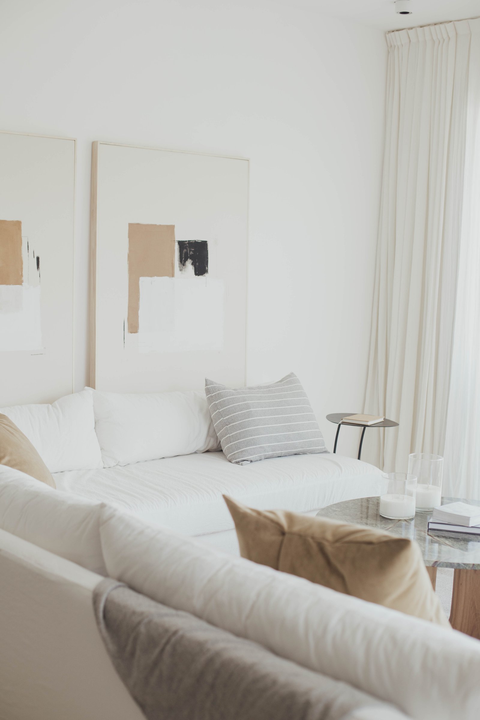Living moderno minimalista con sofá blanco y arte abstracto — proyecto Urbana las lomas, por LACROZE DESIGN STUDIO, en San Isidro