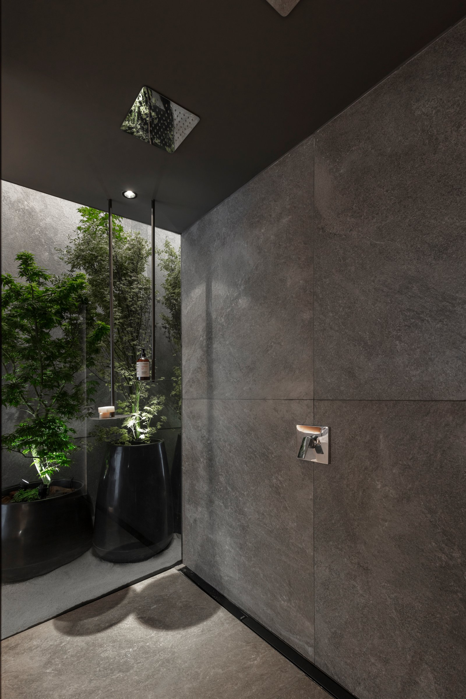 Baño moderno semi-cubierto con jardín interior y paredes de piedra — proyecto Casa Foa 2024 | Ritual de bienestar | Wellness ritual | Lucia Quinteros, por Ren Studio, en Cdad. Autó