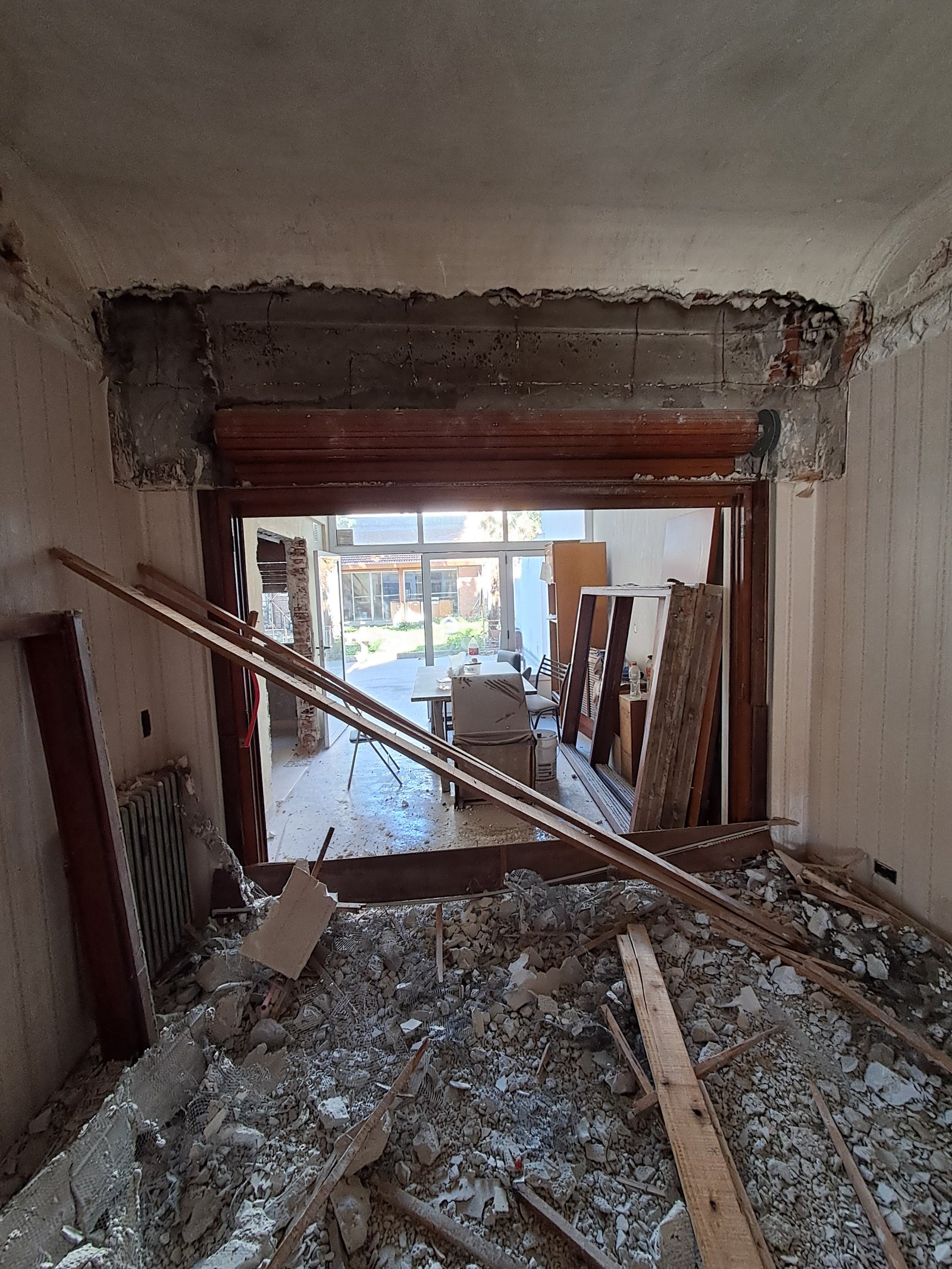 Interior en obra con escombros de demolición y estructura de madera — proyecto REFACCIÓN SOLANO LOPEZ, por IRALA CONSTRUCCIONES, en Mariscal Francisco Solano López 3634