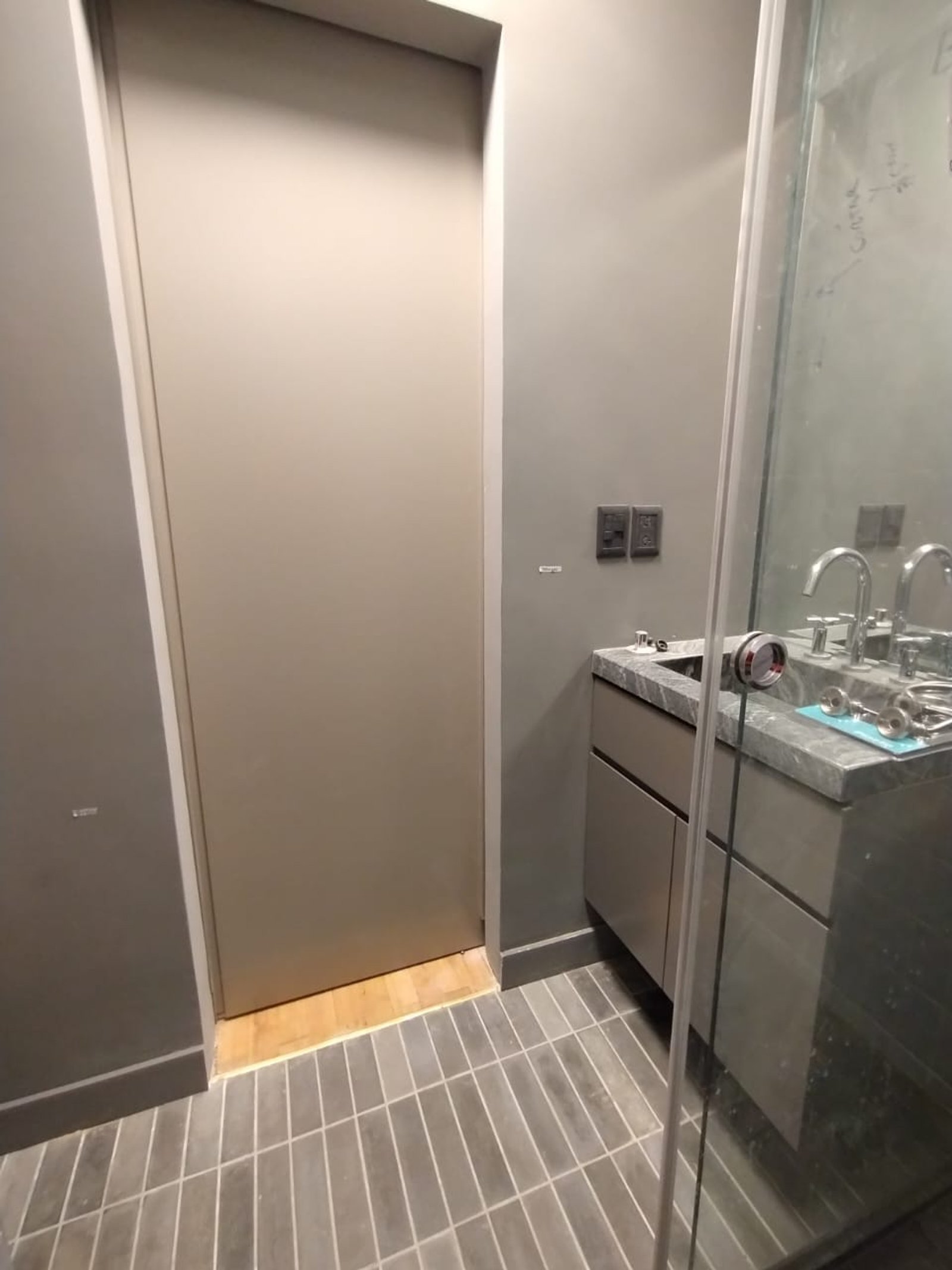 Baño moderno con ducha de vidrio y lavabo integrado — proyecto Uruguay y Juncal , por Estudio Babilonia , en Buenos Aires