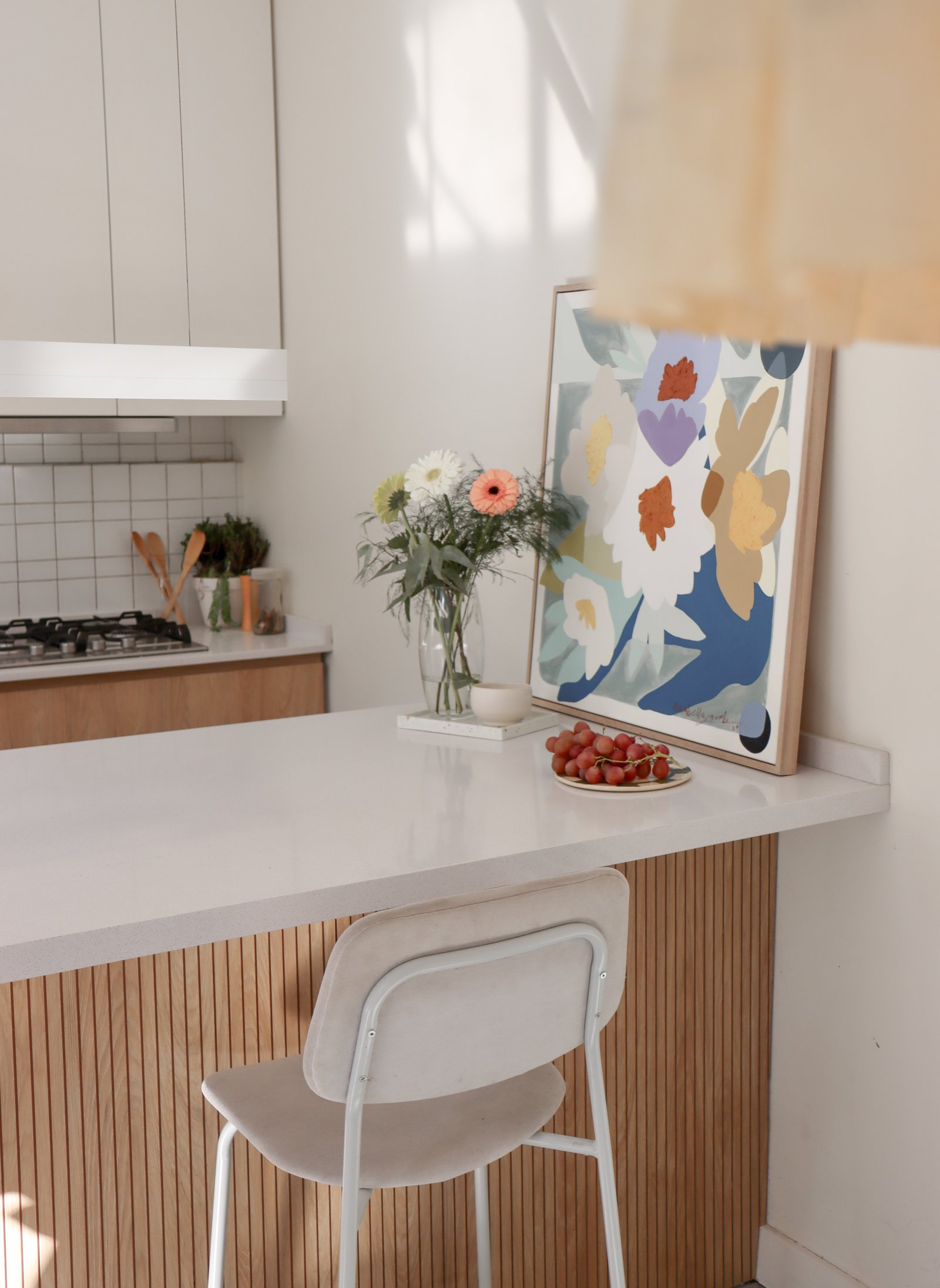 Cozinha escandinava moderna com bancada de mármore, parede de ripas de madeira — projeto Foullier, por Bouré Studio, em Villa Urquiza