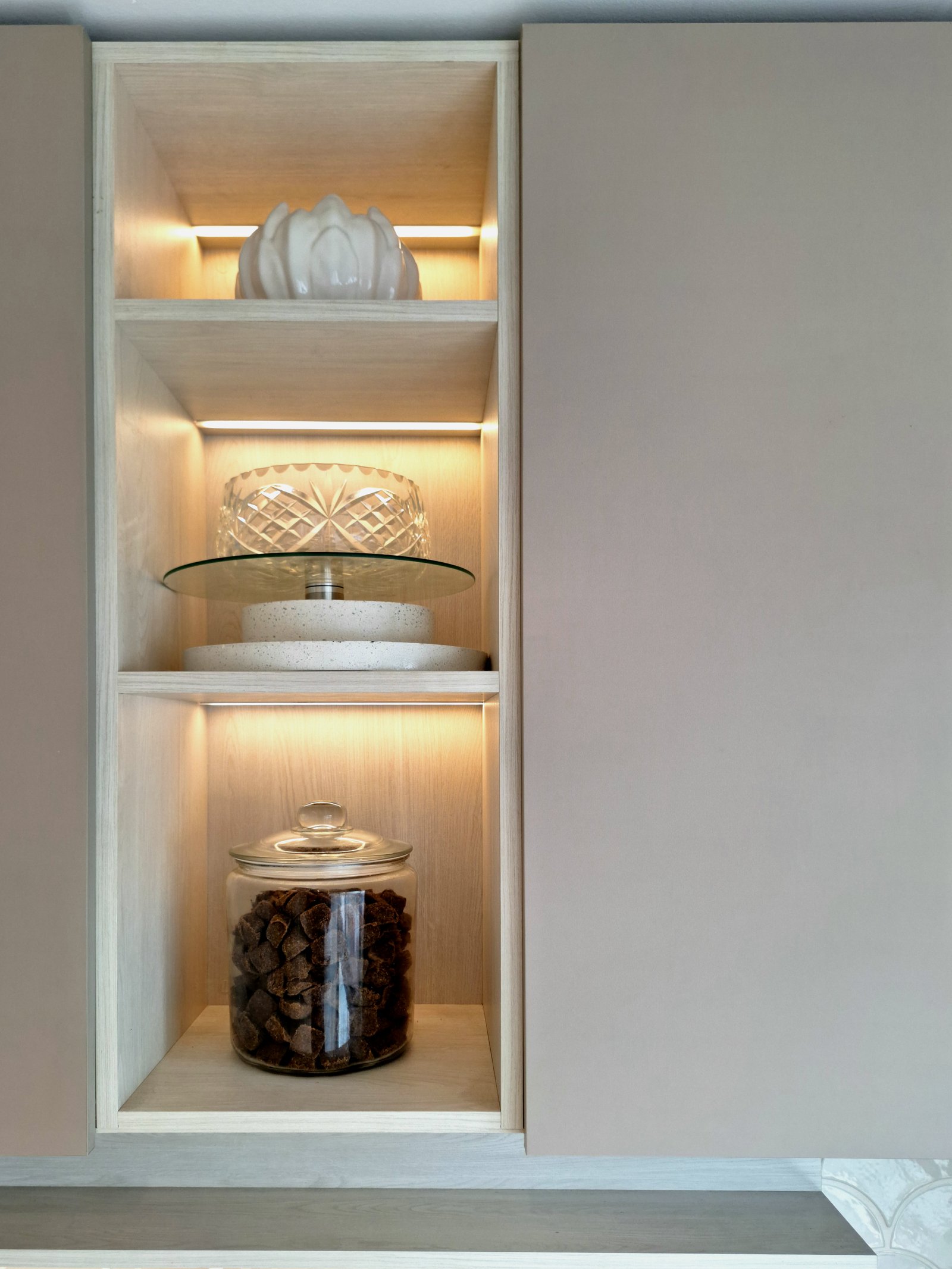 Cozinha minimalista com prateleiras abertas de madeira e iluminação indireta quente — projeto PROYECTO CRAMER 3, por HALESA ESTUDIO, em Crámer