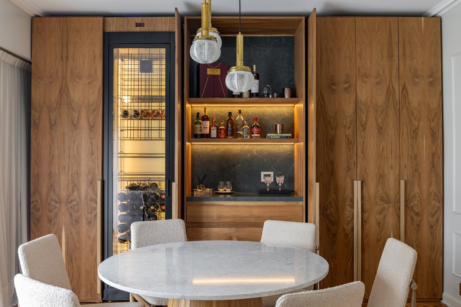 Comedor moderno con cava integrada y paredes de madera — proyecto LIBERTADOR DANDY, por AB ARQUITECTURA, en Recoleta