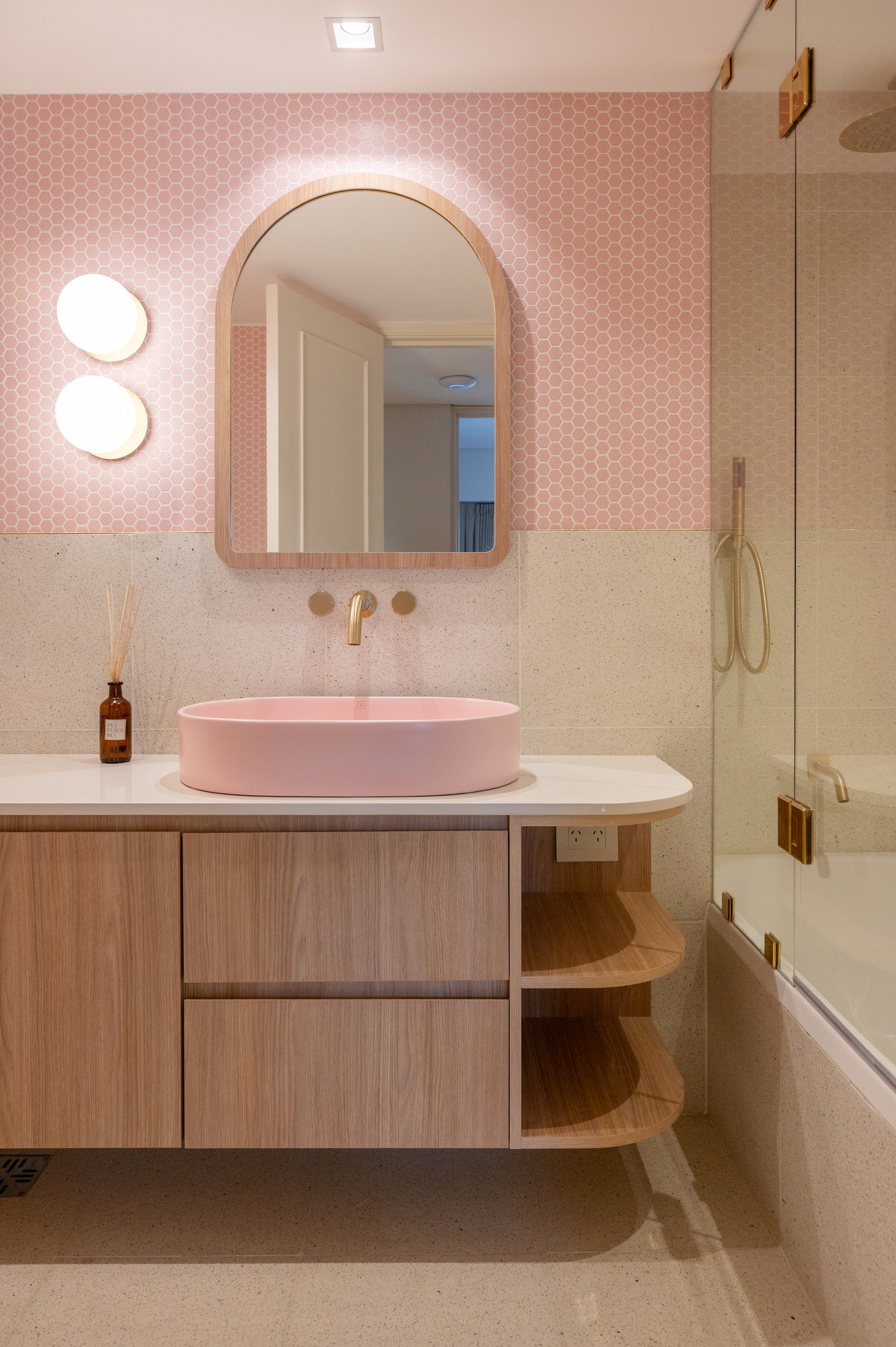 Banheiro moderno com pia rosa e móvel de madeira clara — projeto ALVEAR TYM, por AB ARQUITECTURA, em Recoleta