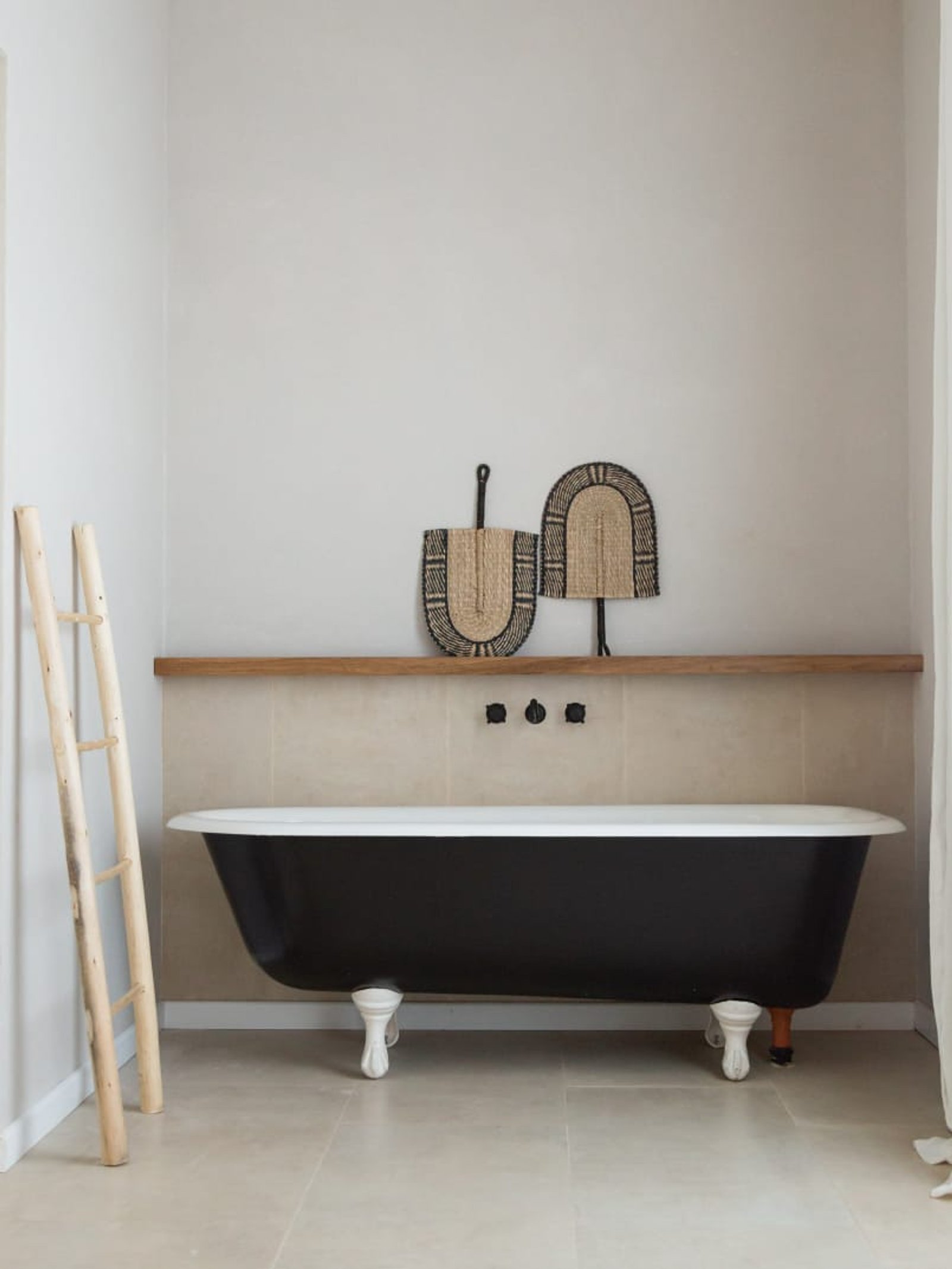 baño con bañera antigua negra y detalles bohemia — proyecto PROYECTO CASA BORA HOTEL, por ILVA, en Provincia de Buenos Aires