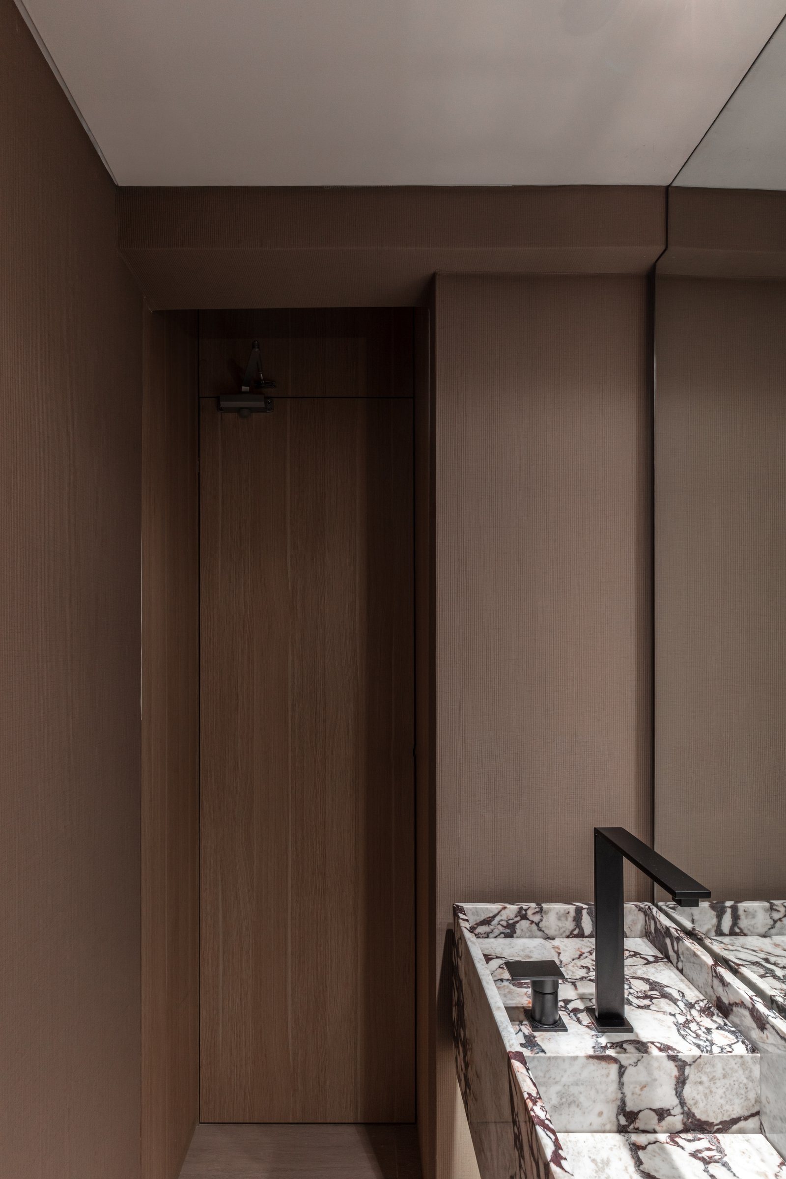 Baño moderno con grifería negra y mármol veteado — proyecto Eslovenia | Pied-à-terre | Lucia Quinteros, por Ren Studio, en Cdad. Autónoma de Buenos Aires