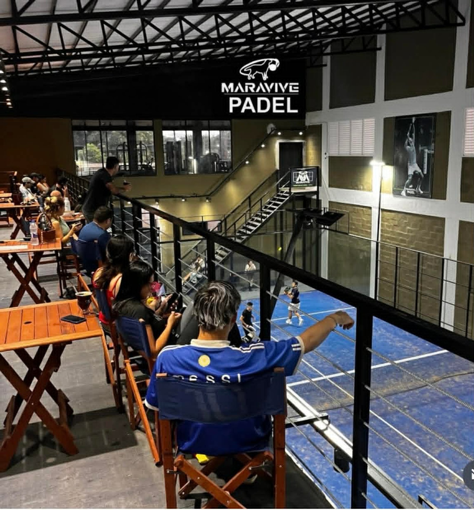 Interior industrial de complexo esportivo com quadras de pádel — projeto Complejo de Padel, Resto - Bar, por Arquitecto Gustavo Maidana, em Caá Catí