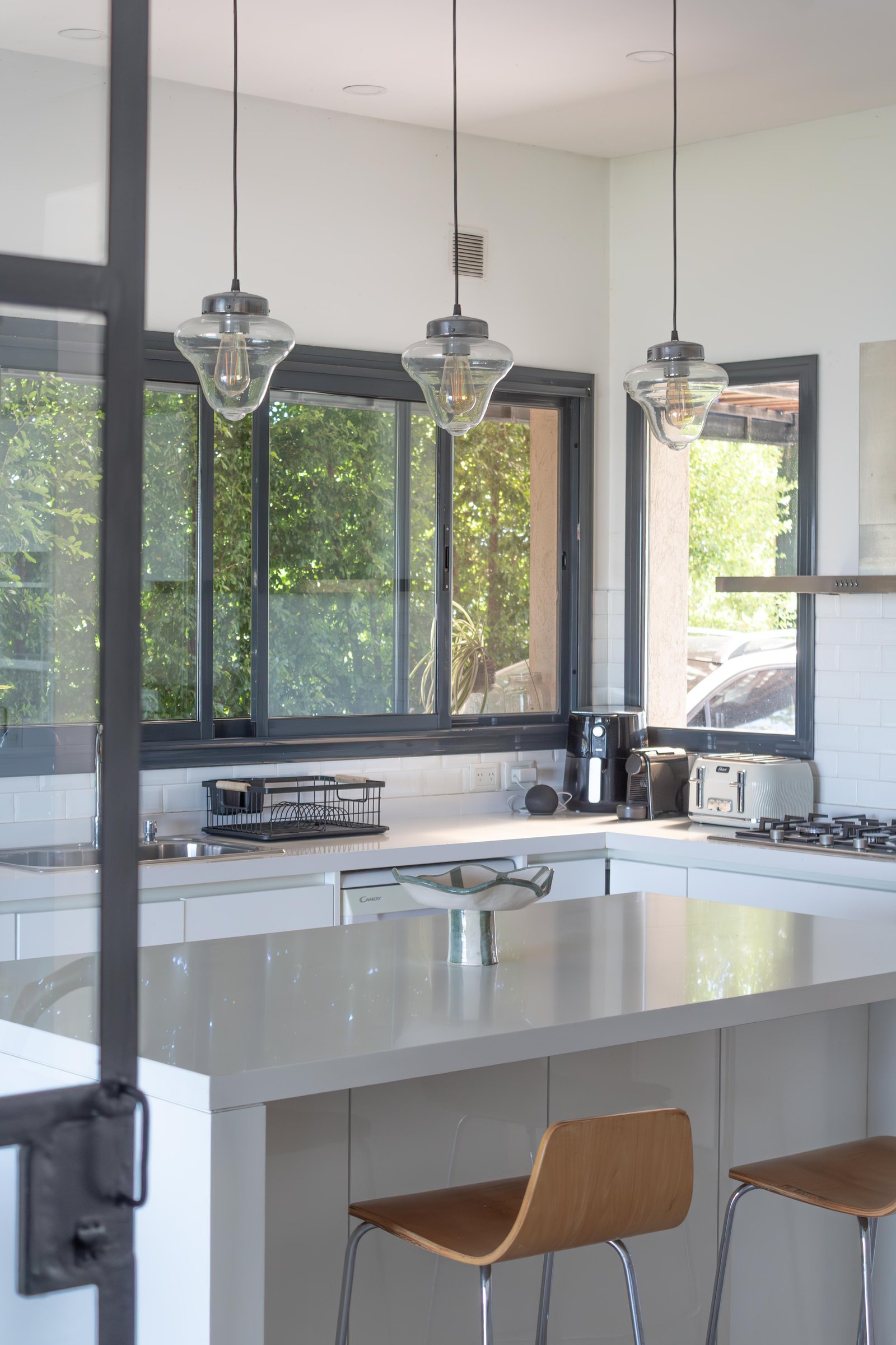 Cozinha moderna minimalista com ilha, janela ampla e muita luz — projeto San Gabriel I, por Catalina Fitero Fotografìa, em Blvd. de Todos los Santos 4500