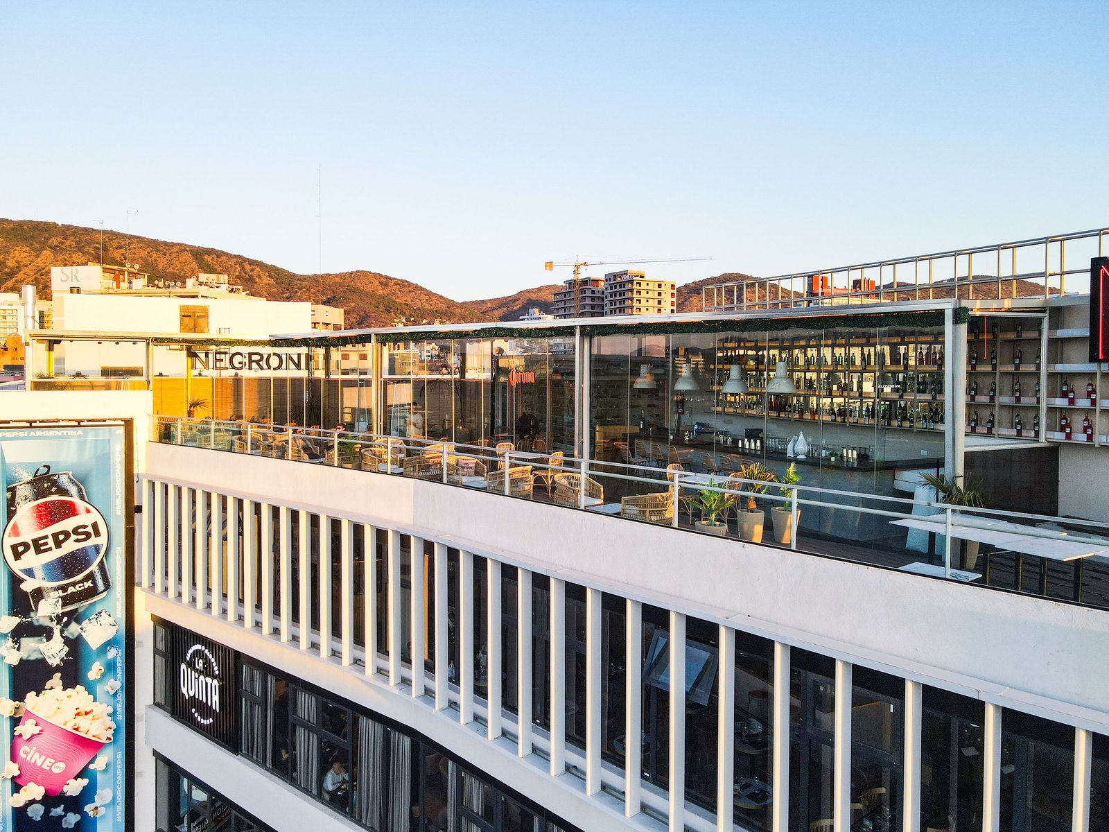 Terraza de bar moderna con vista urbana y detalles metálicos — proyecto NEGRONI SHOPPING WO CARLOS PAZ, por GARCIA RECTA DESIGN, en 25 de diciembre 70 8