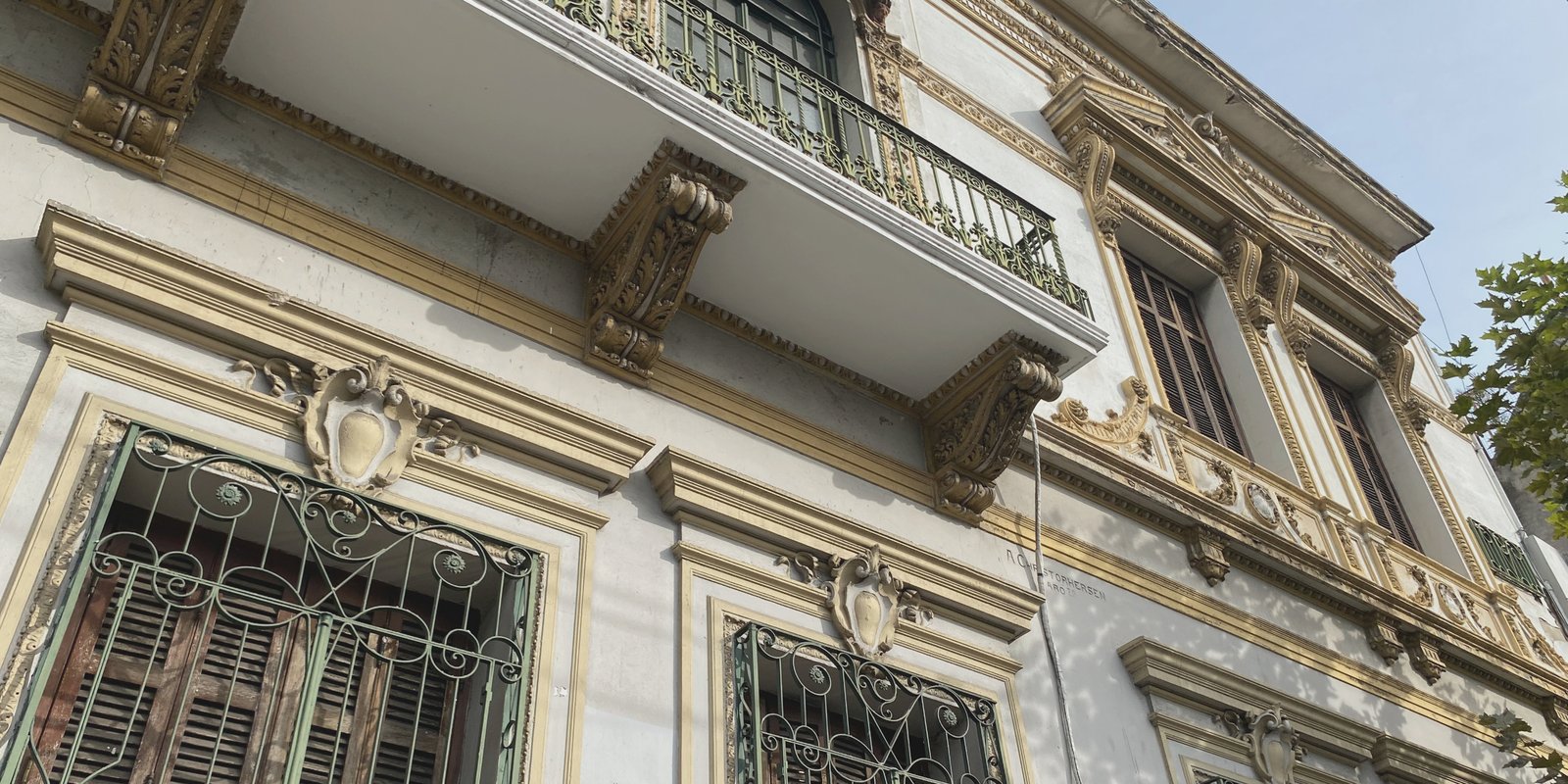 Fachada clásica con detalles ornamentales y rejas de hierro forjado — proyecto Residencia Braceras, por M. Victoria Menendez | Arq. Esp. en Patrimonio, en Av. Belgrano 2852