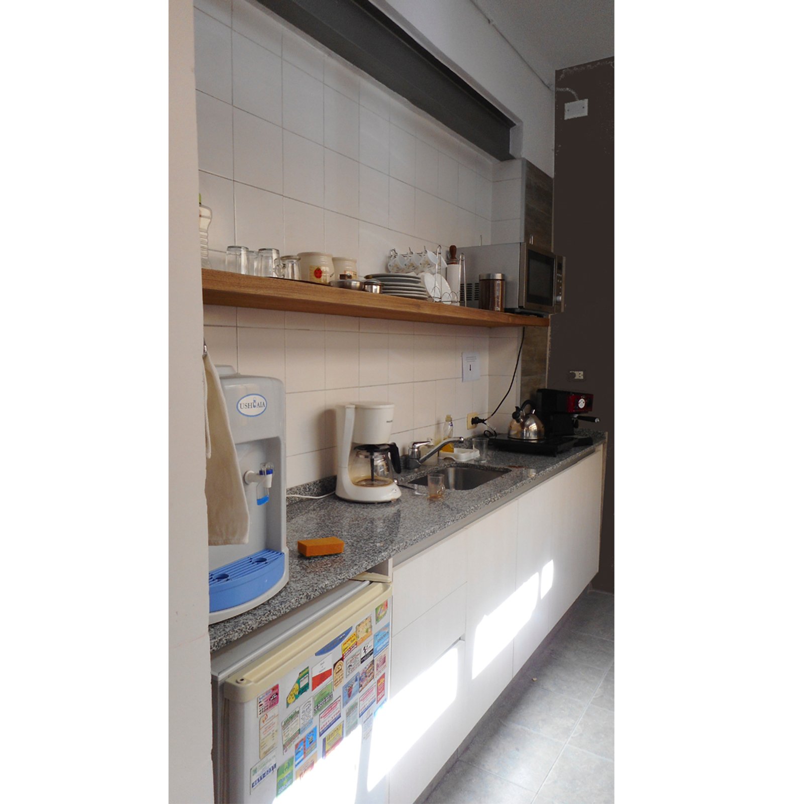 Cocina moderna con azulejos blancos y heladera con imanes — proyecto Oficinas CO, por ASIA - arquitectura, en Villa Santa Rita
