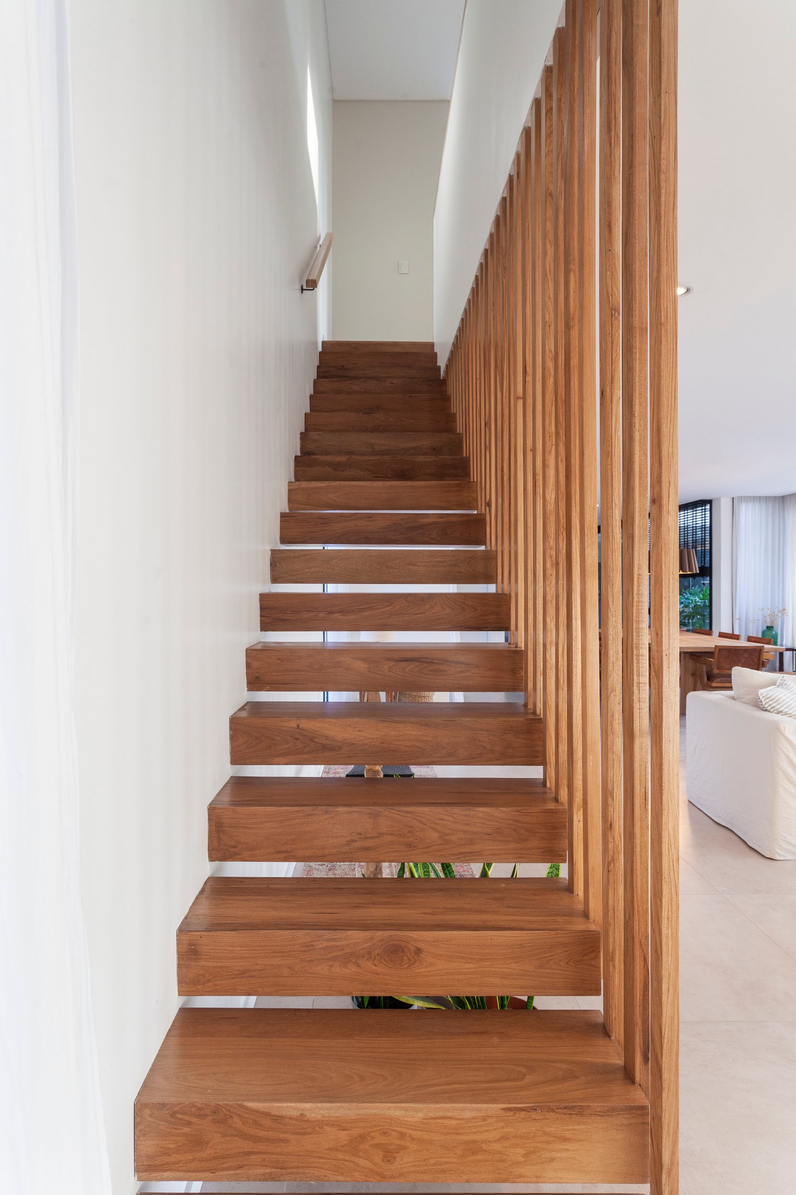 escalera flotante moderna con baranda de listones de madera — proyecto CASA HS143, por A'PRIMA - Arquitectura Sustentable, en km 7.5 Ruta 25