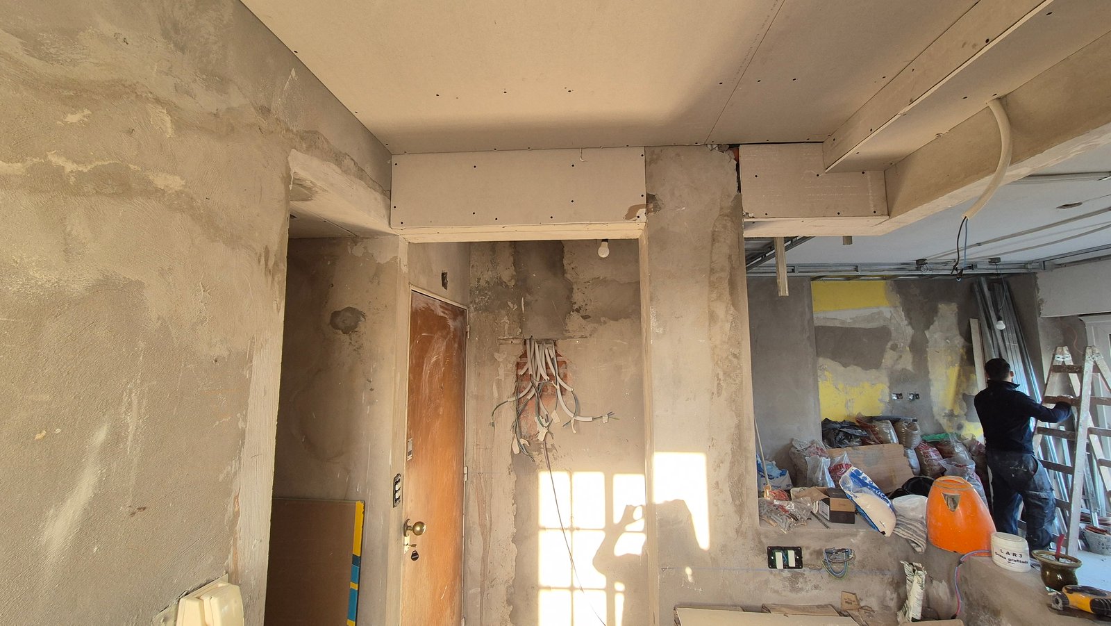 interior en obra con materiales de construccion — proyecto Cocina - Remodelación Soho, por RenovArqui, en Palermo