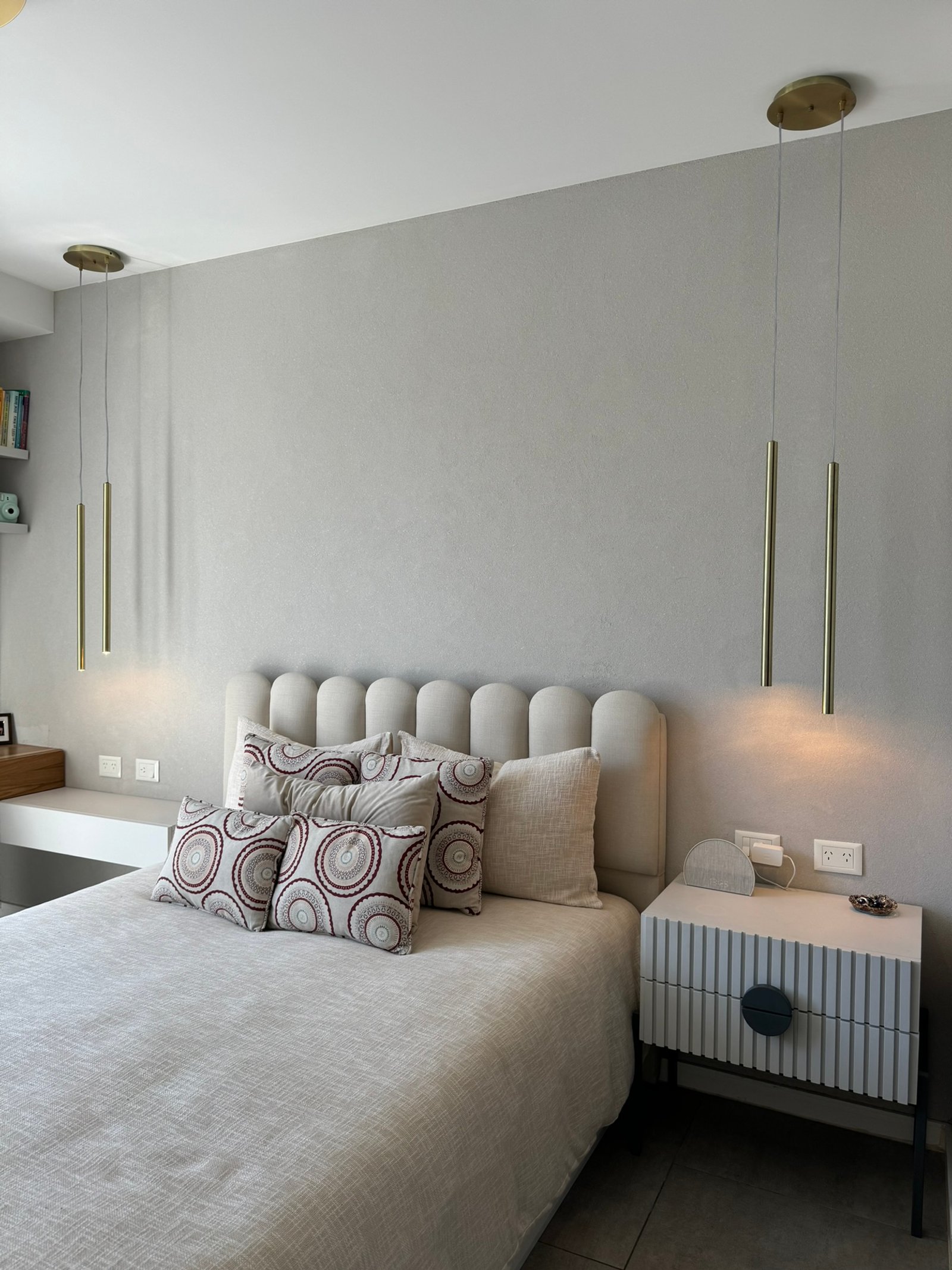 Quarto moderno com luminárias pendentes e cama com cabeceira acolchoada — projeto Freire, por MDBK Arquitectura, em Belgrano