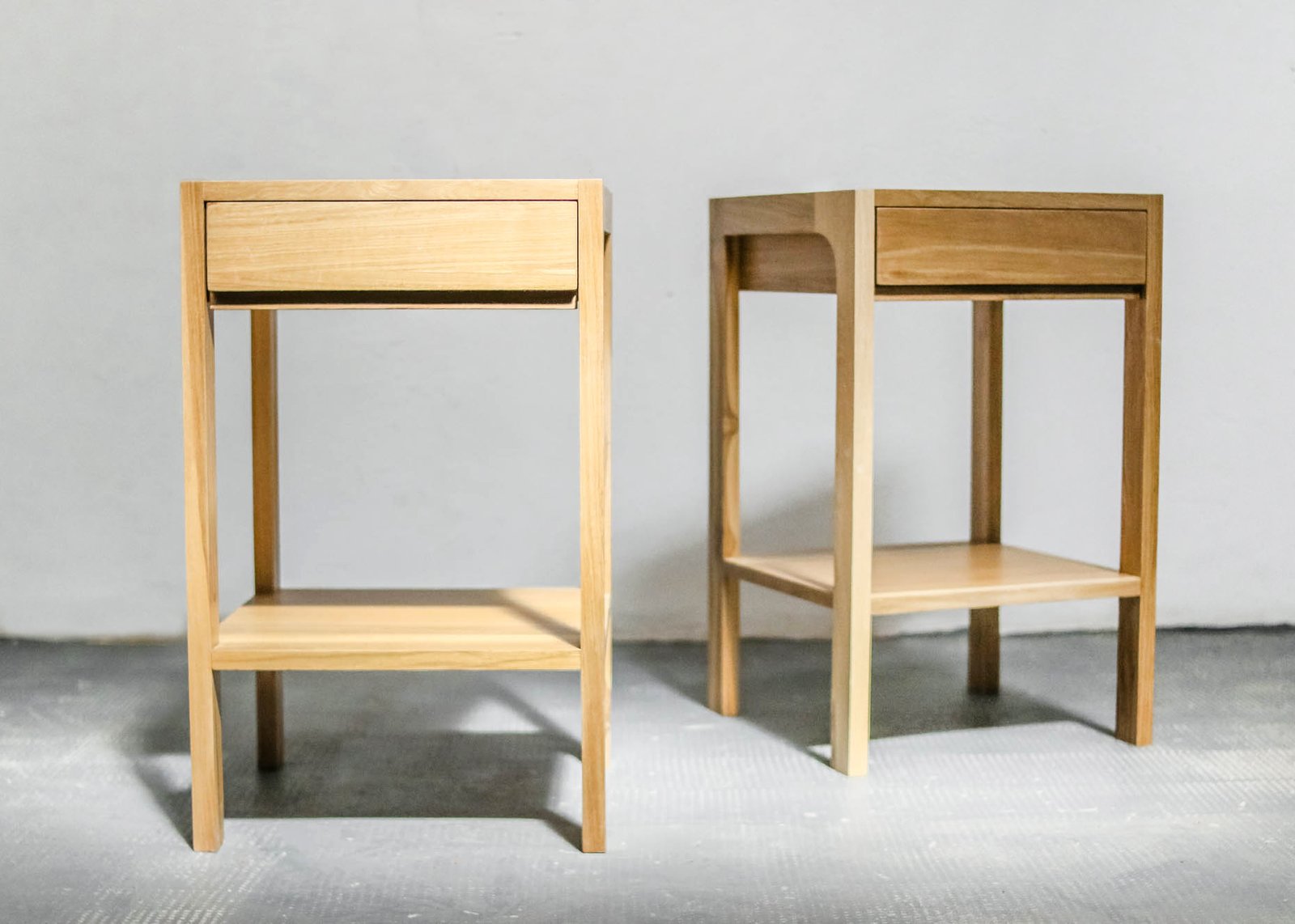 duas mesas de cabeceira de madeira clara estilo escandinavo — projeto Dormitorio, por BLVD Furniture