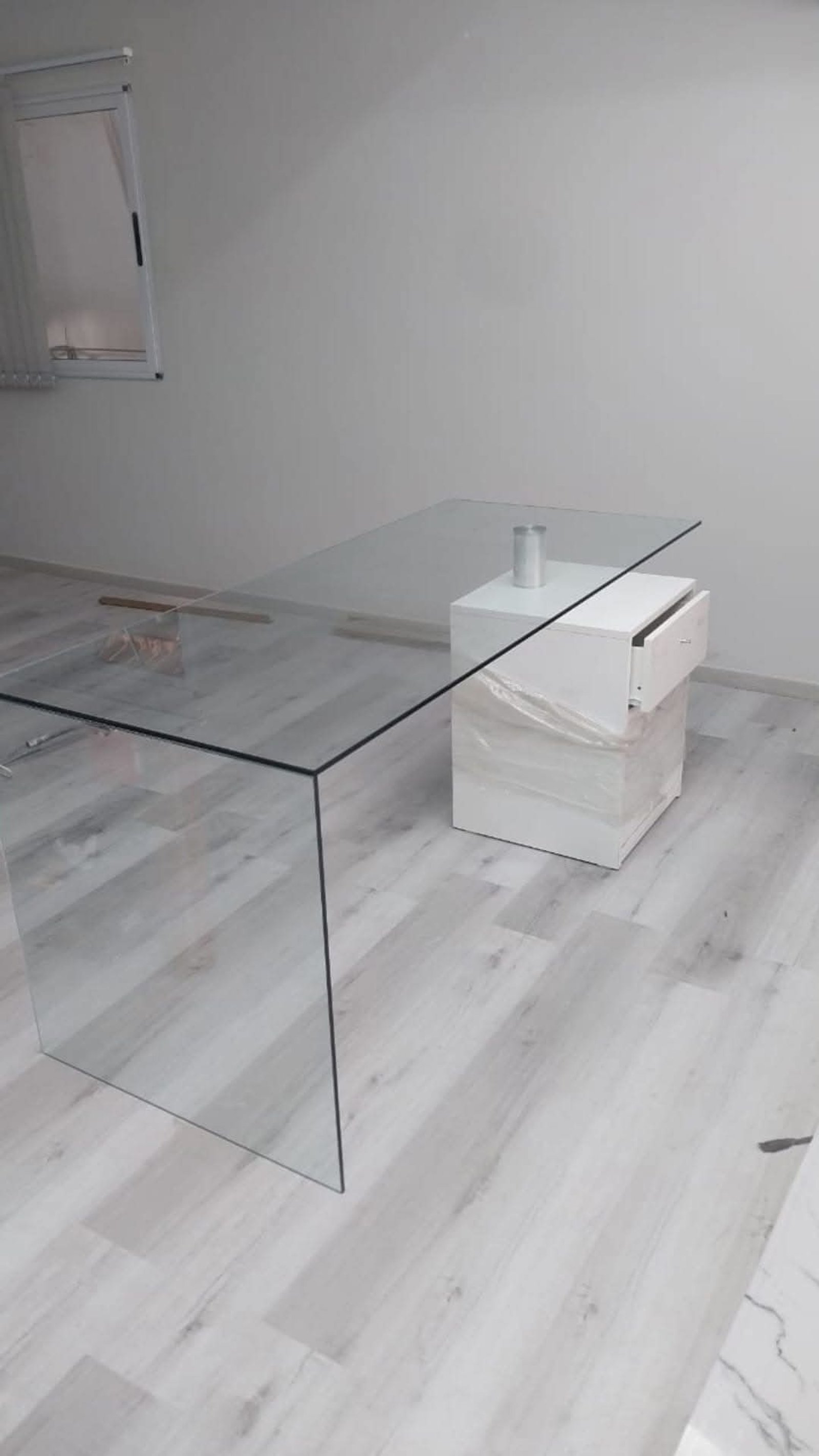 Escritório moderno com mesa de vidro e piso de madeira — projeto Escritorios en vidrio, por Cristalcenter, em Caballito
