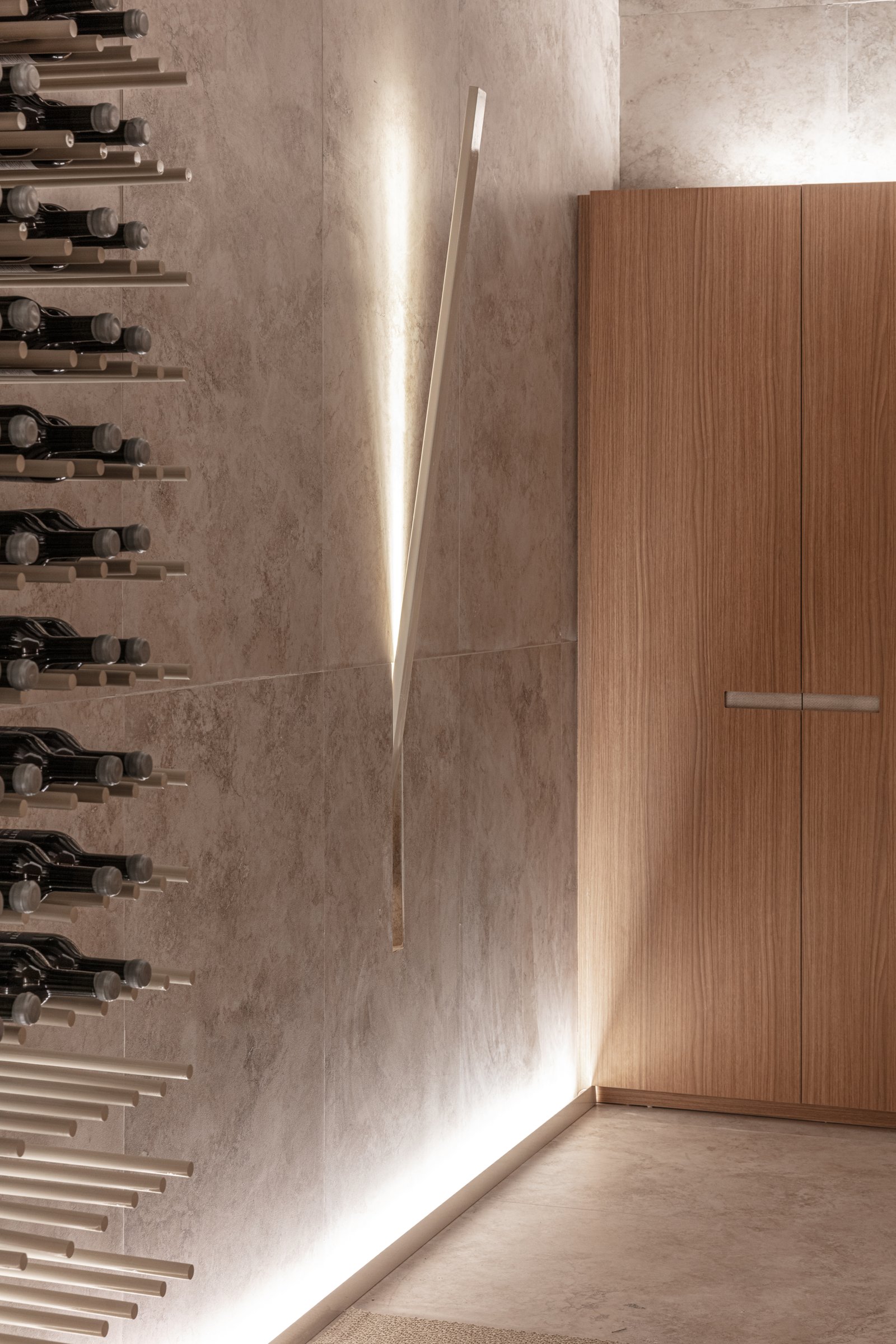 adega moderna com iluminação integrada — projeto Casa Foa 2025 | Degustando experiencias | Tasting experiences | Lucia Quinteros, por Ren Studio, em Cdad. Autónoma de Buenos Aires