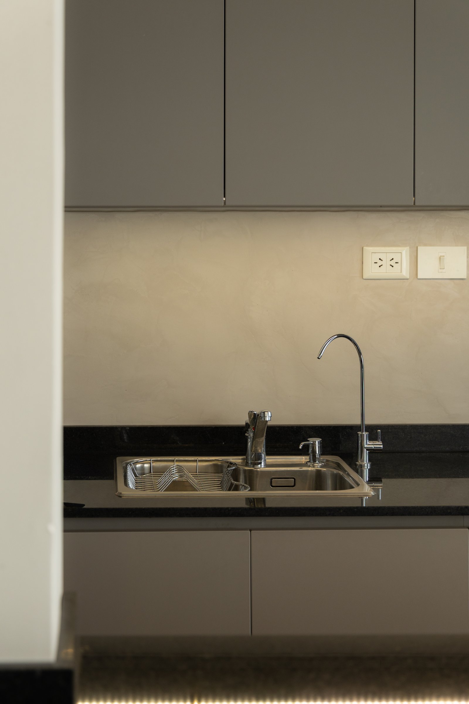 Cocina moderna con gabinetes grises y grifería cromada — proyecto Arcos, por cromo., en Belgrano