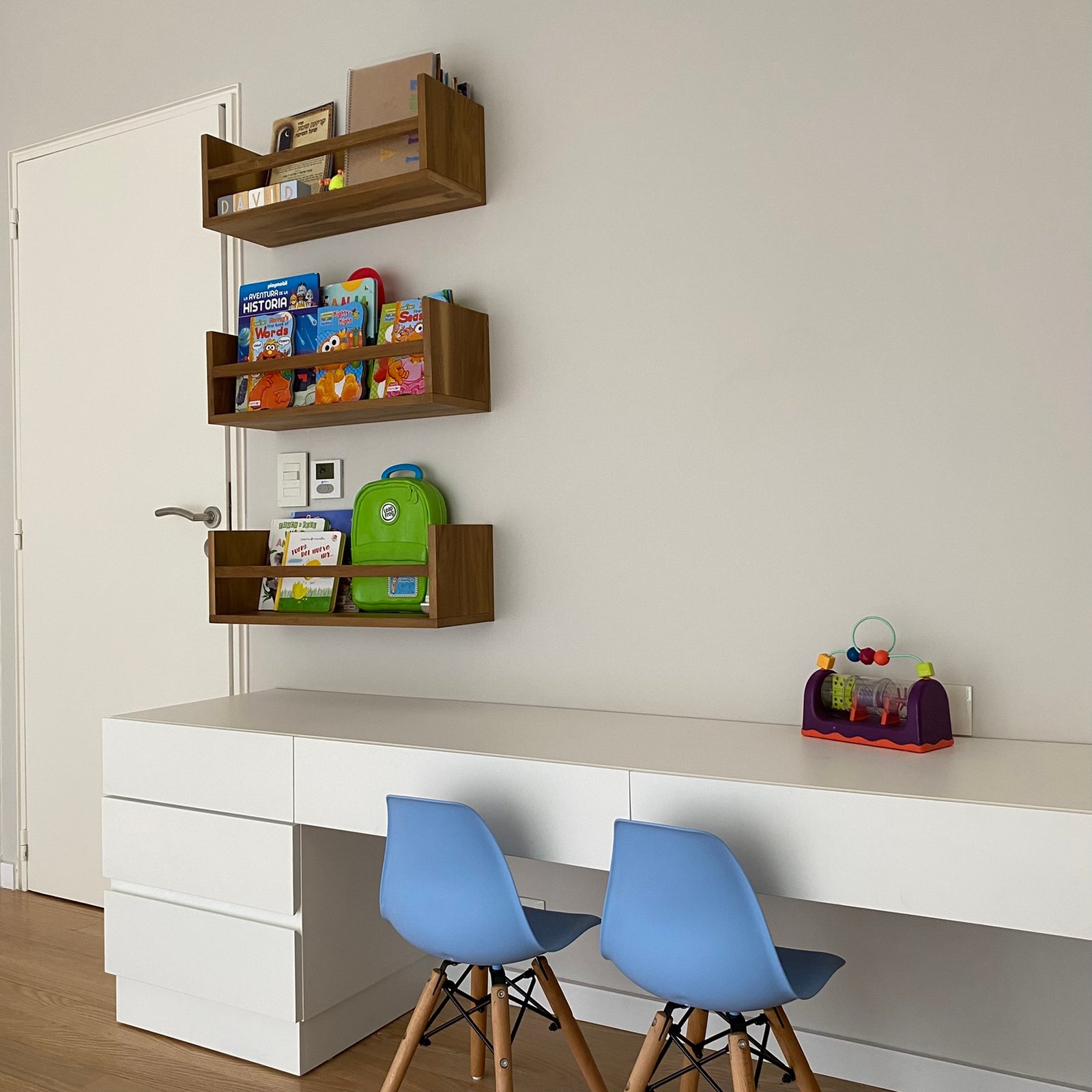 Escritório moderno com mesa branca e cadeiras azuis — projeto Arcos, por MDBK Arquitectura, em Belgrano